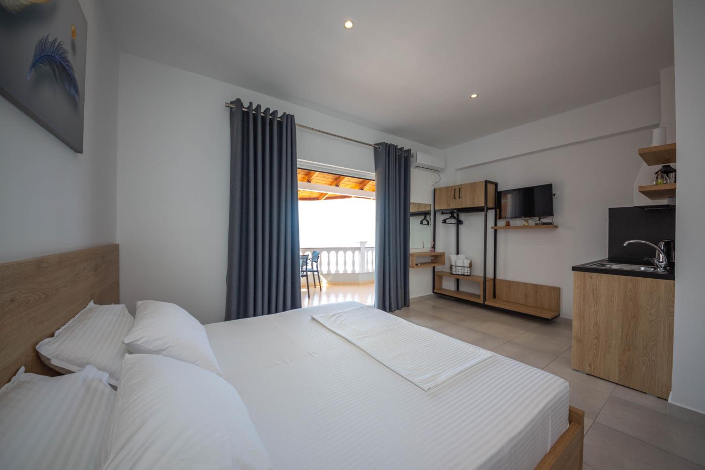 Standard Triple Studio with Balcony and Sea View photo 3