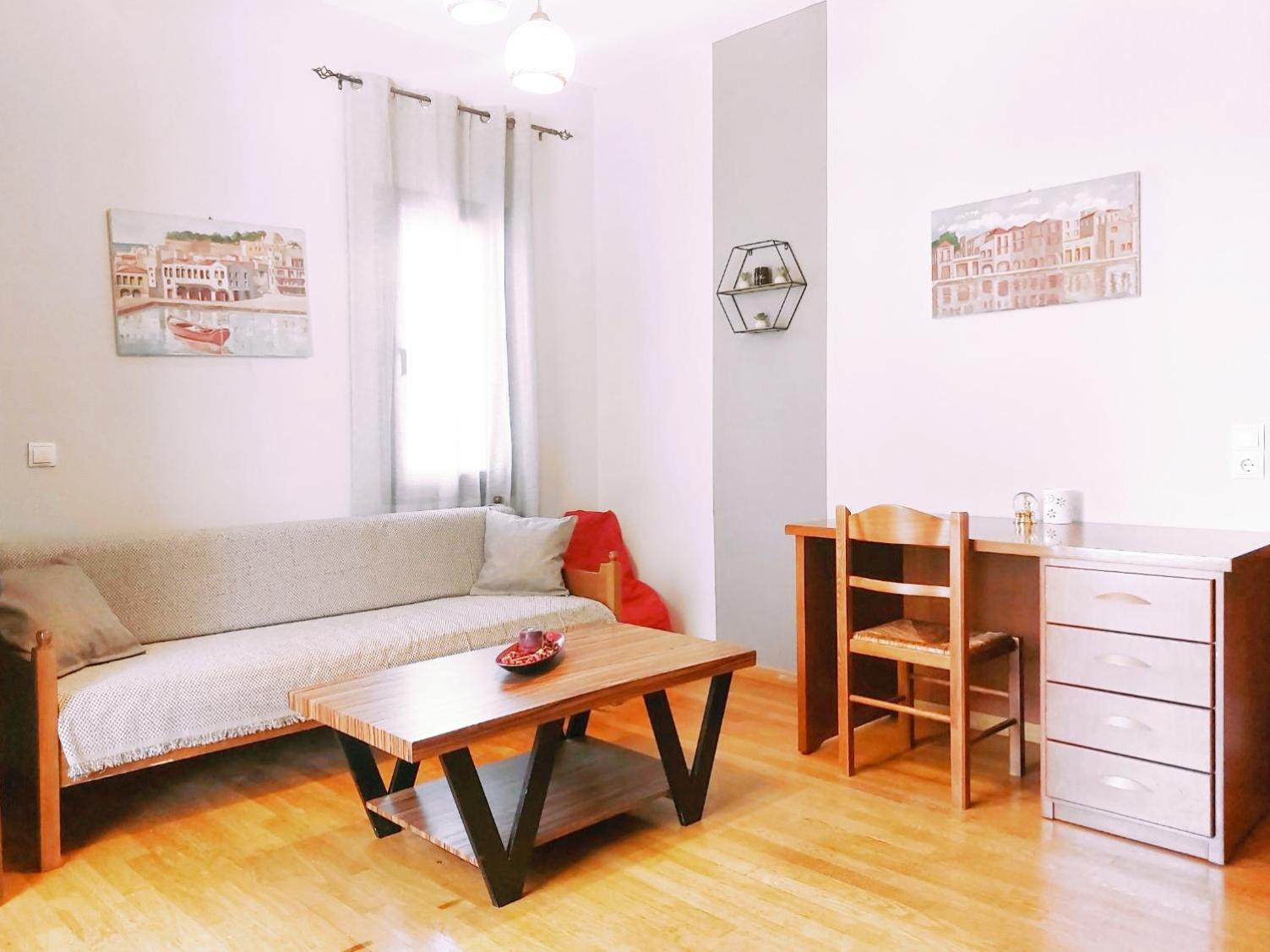 One-Bedroom Apartment photo 1