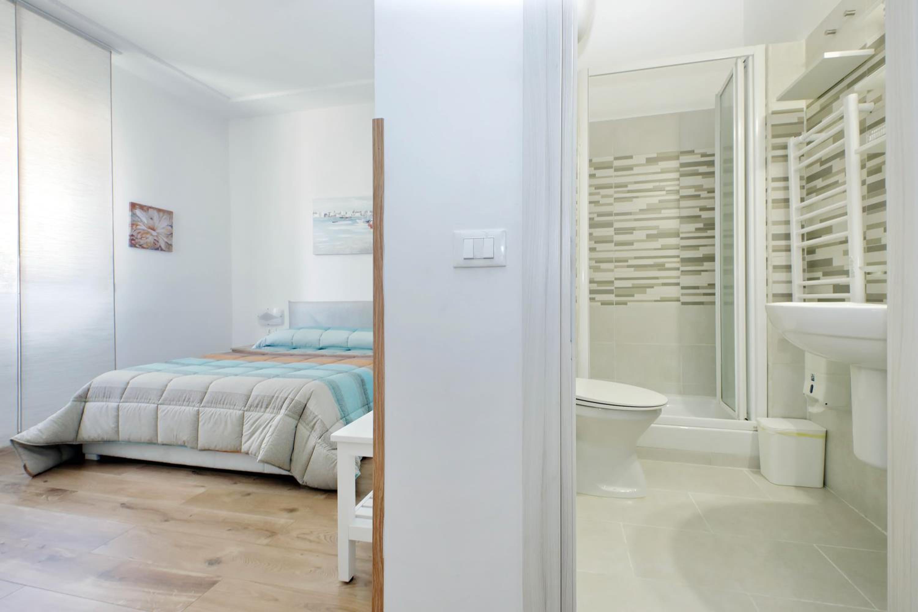 Comfort Room with Private Bathroom - Photo 8