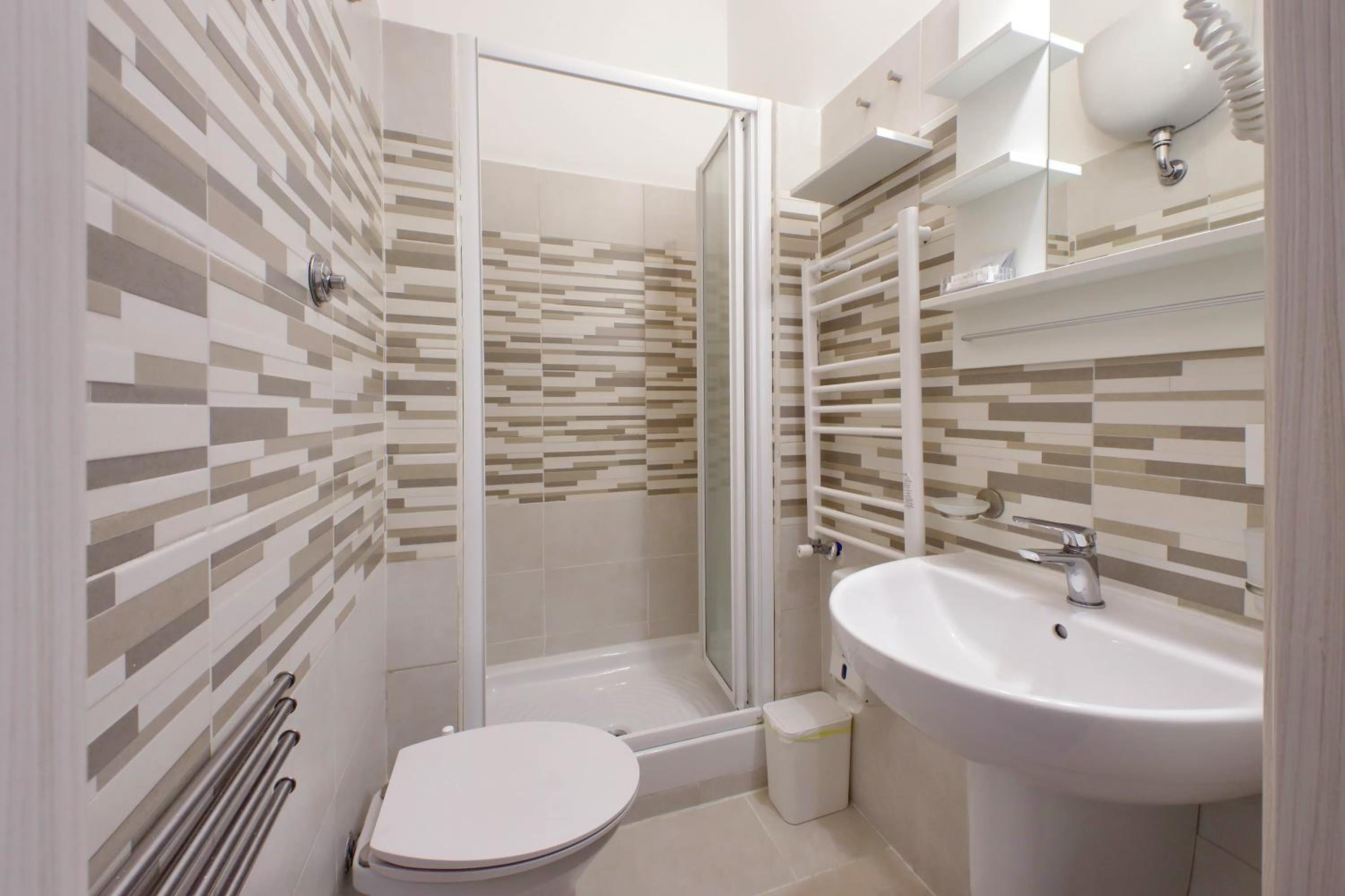 Comfort Room with Private Bathroom - Photo 6