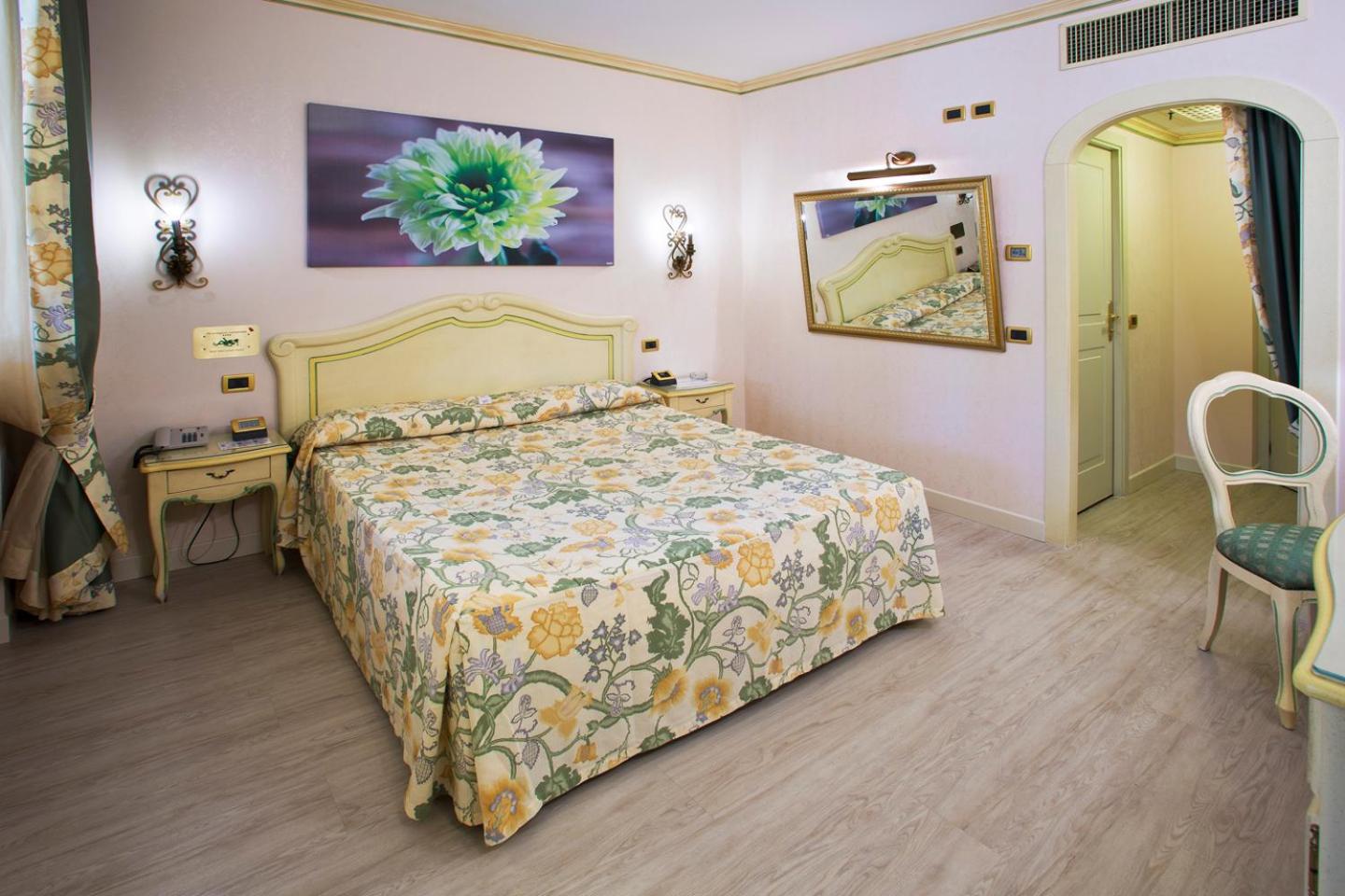 Standard Double Room - Photo 7