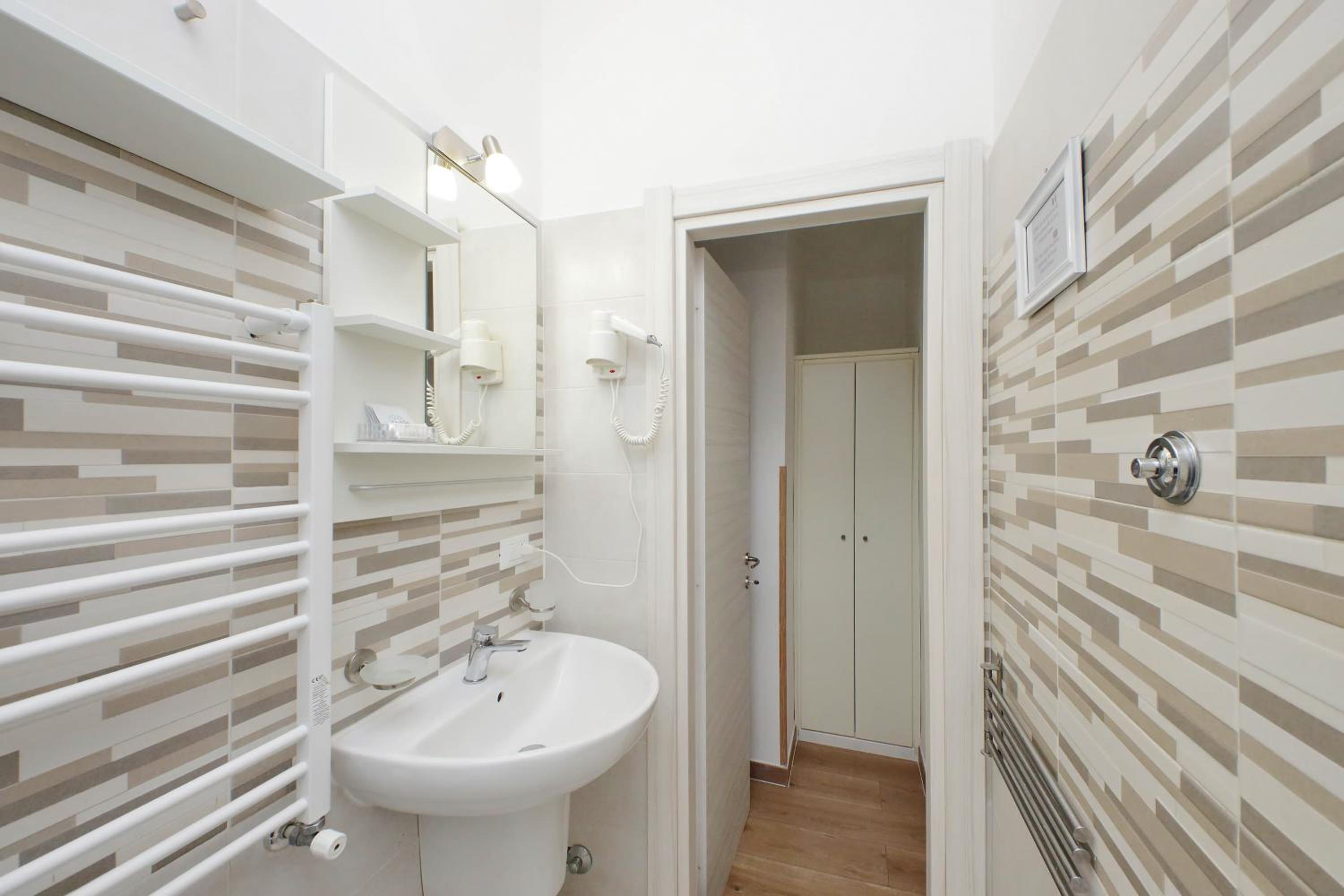 Comfort Room with Private Bathroom - Photo 7