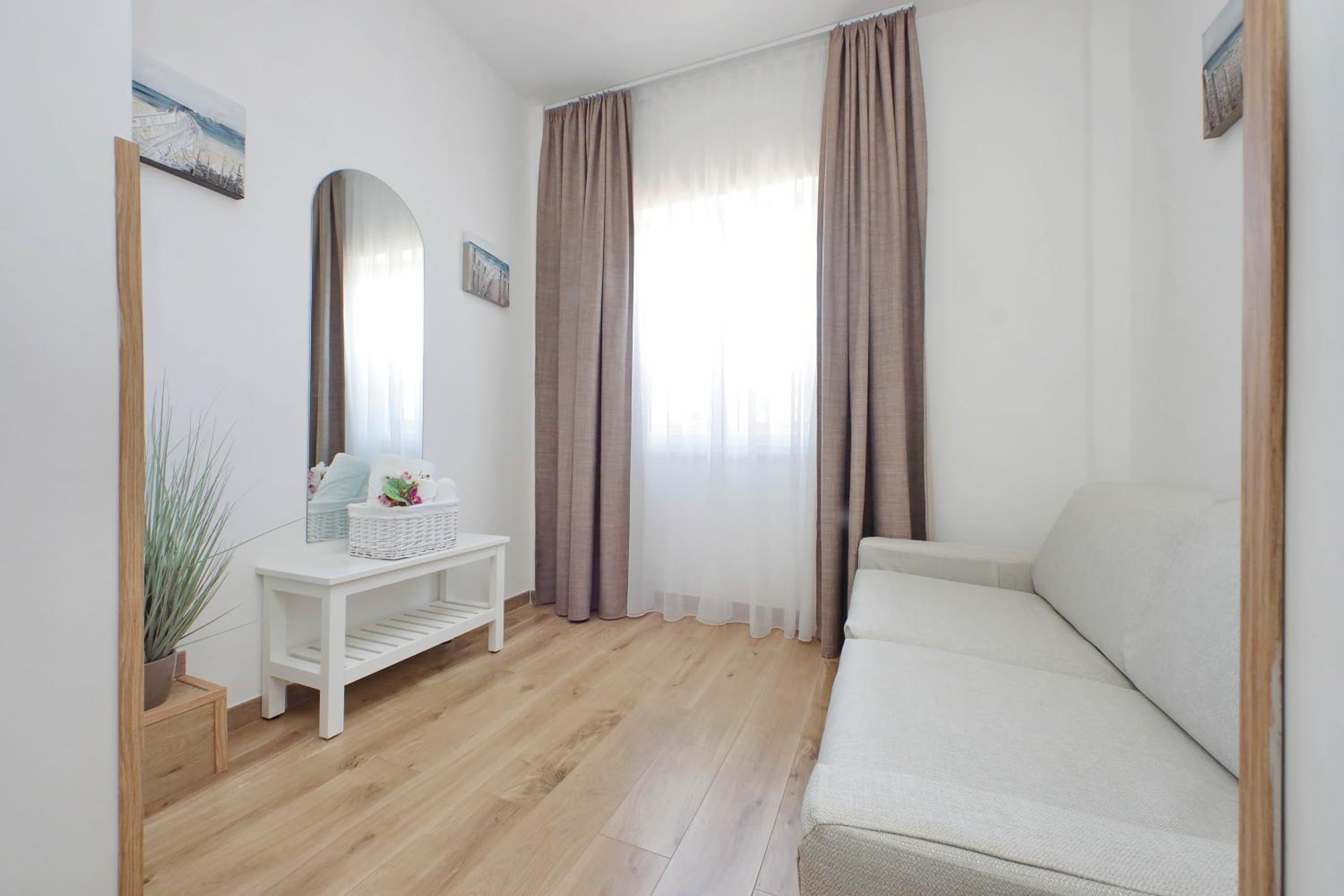 Family Room with Private Bathroom - Photo 9