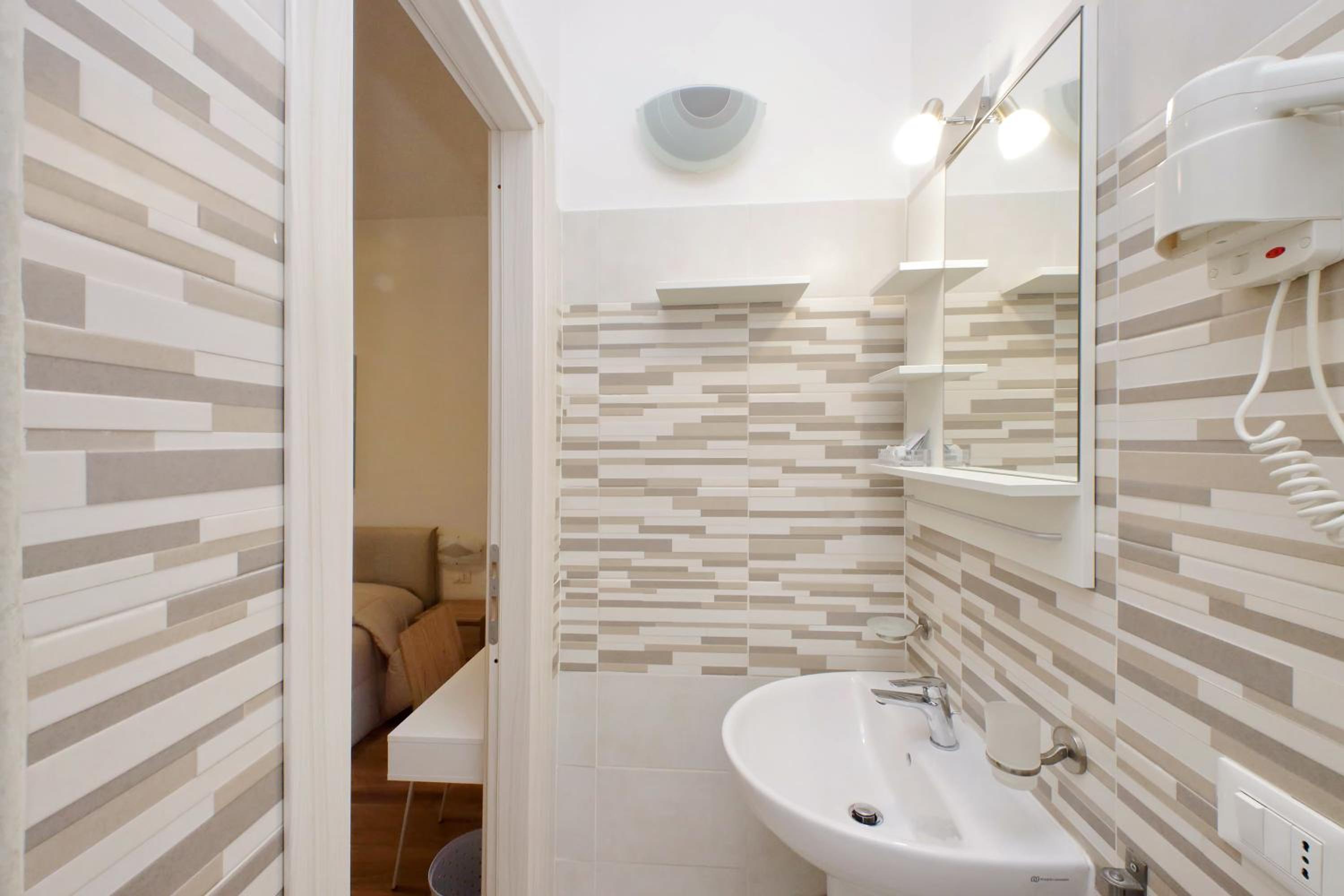 Family Room with Private Bathroom - Photo 5