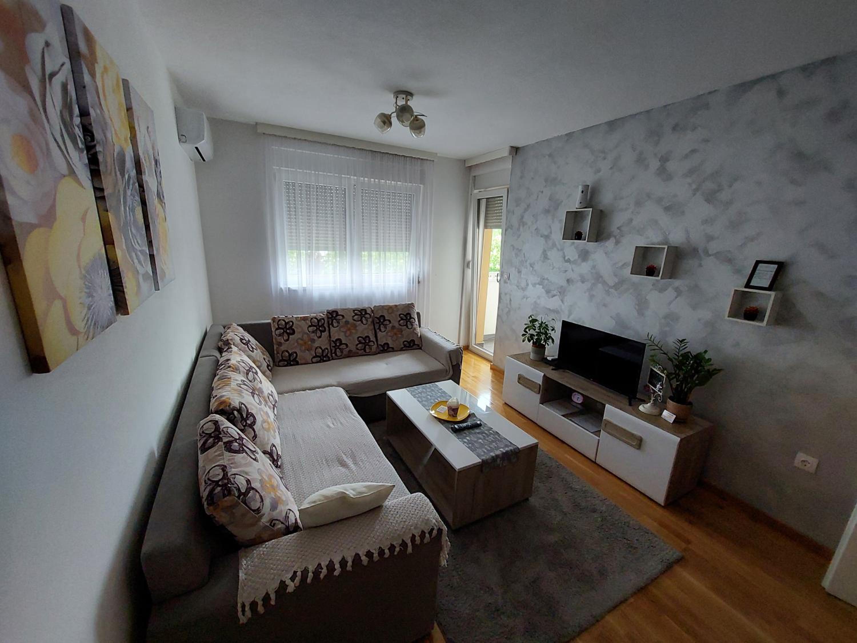 One-Bedroom Apartment photo 1