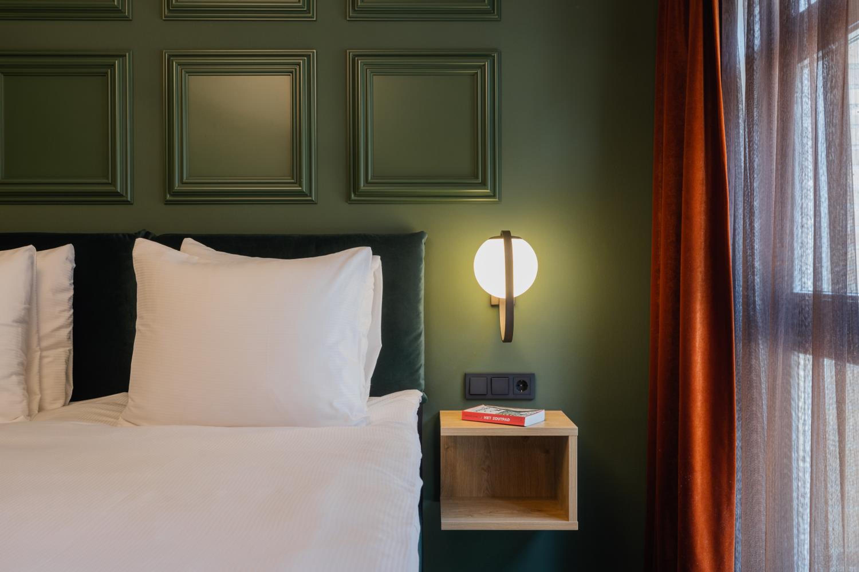Superior City Room photo 3