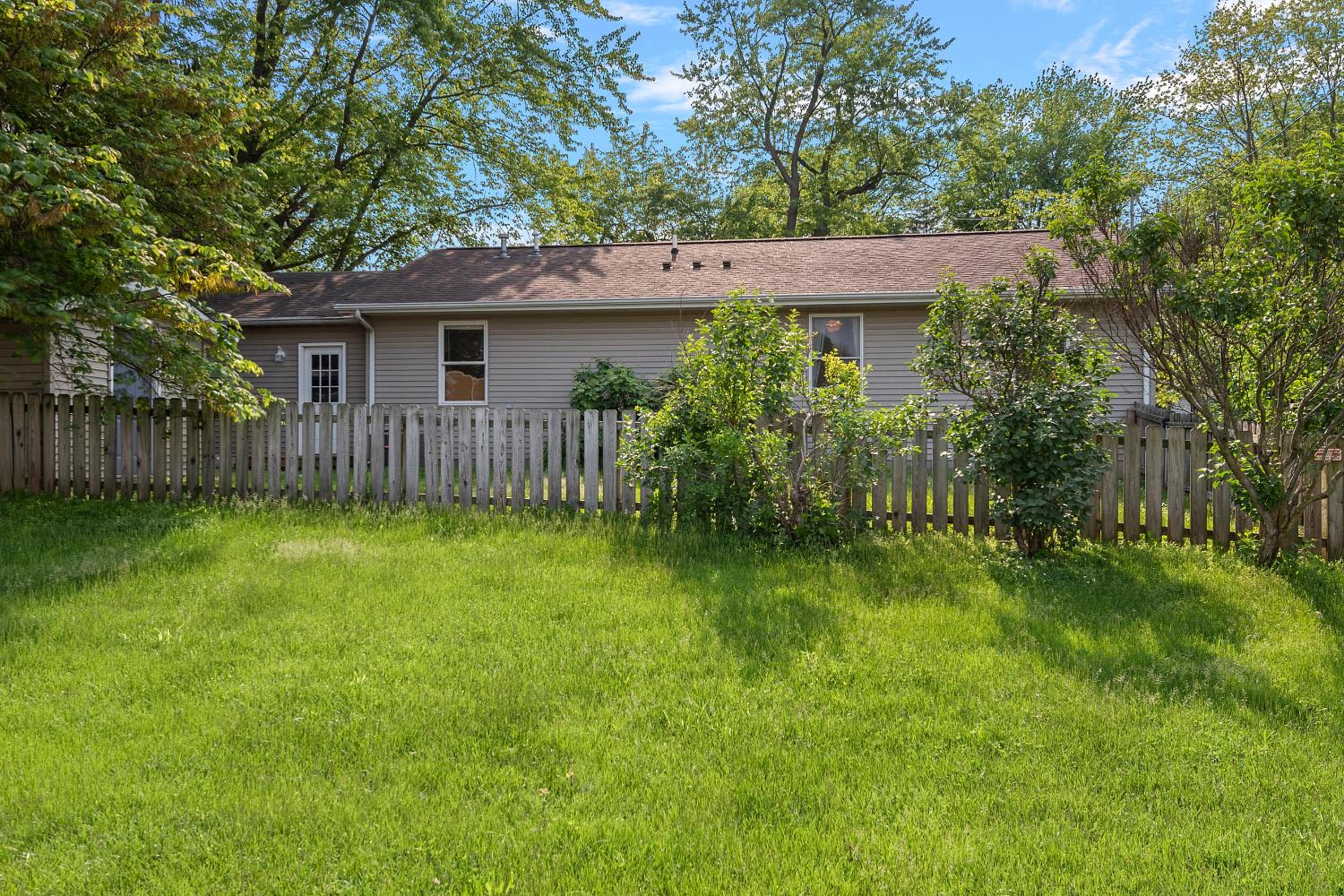 Three-Bedroom House photo 3