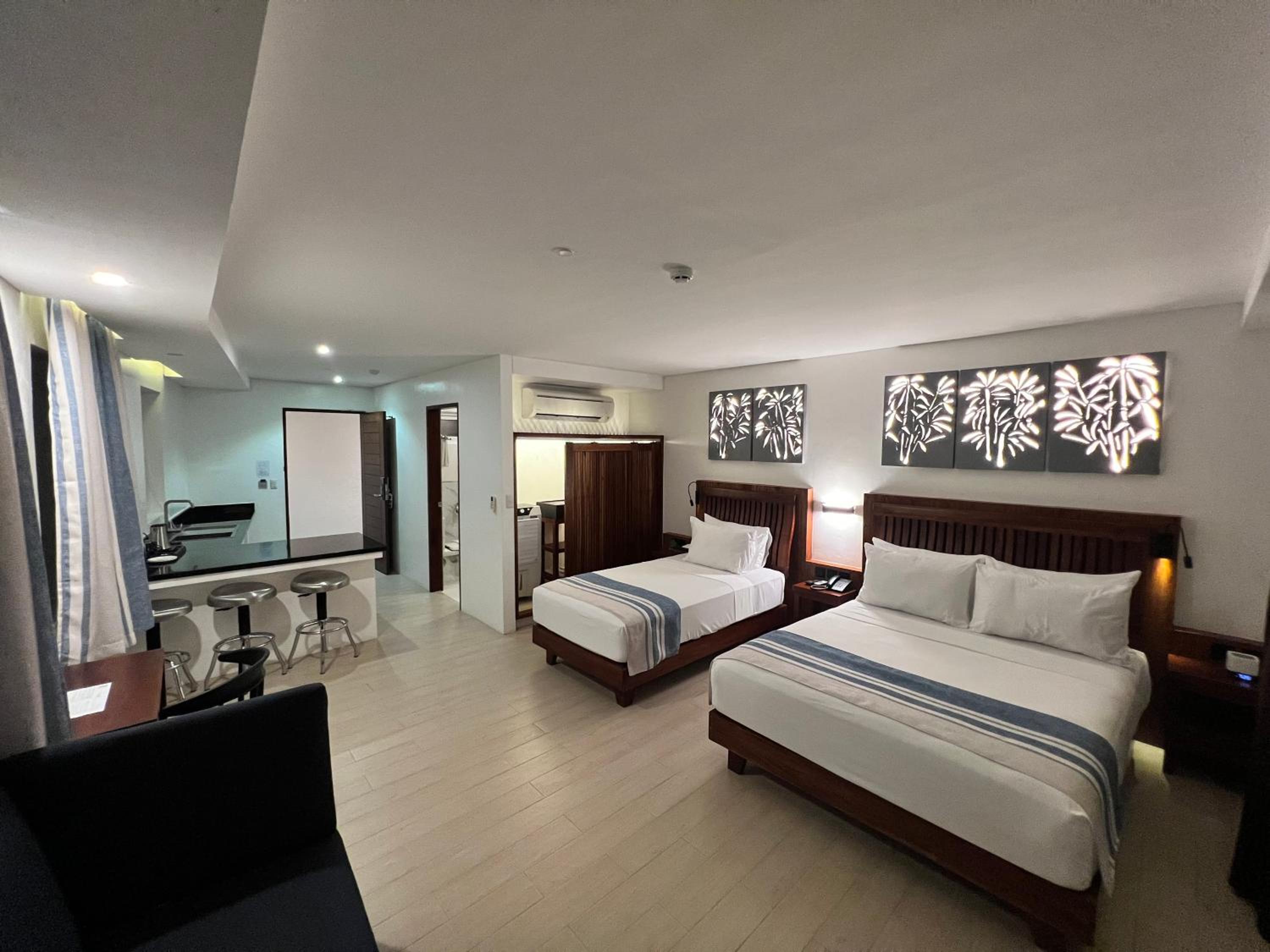 Family Room with Sea View - Photo 8