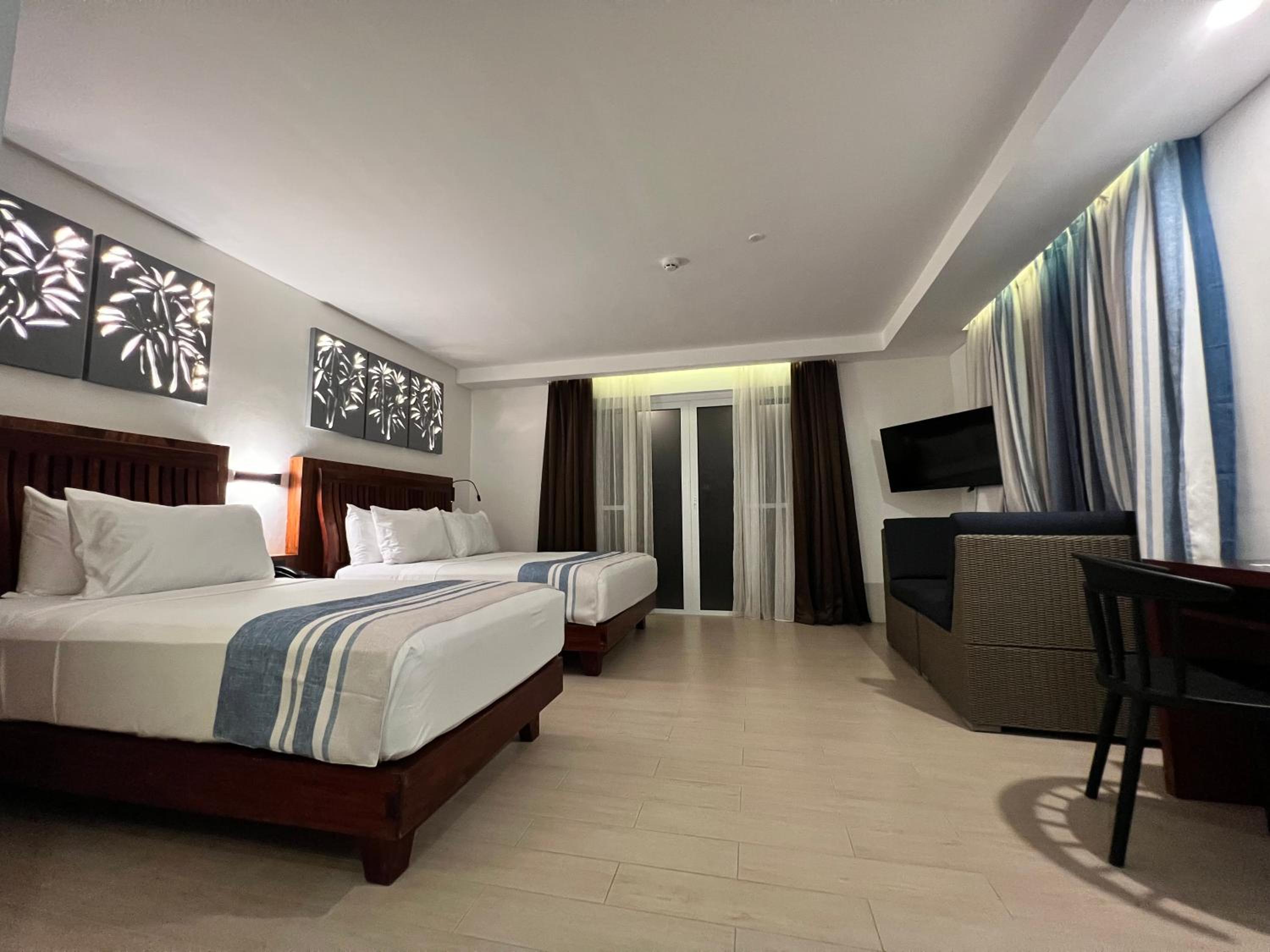 Family Room with Sea View - Photo 2