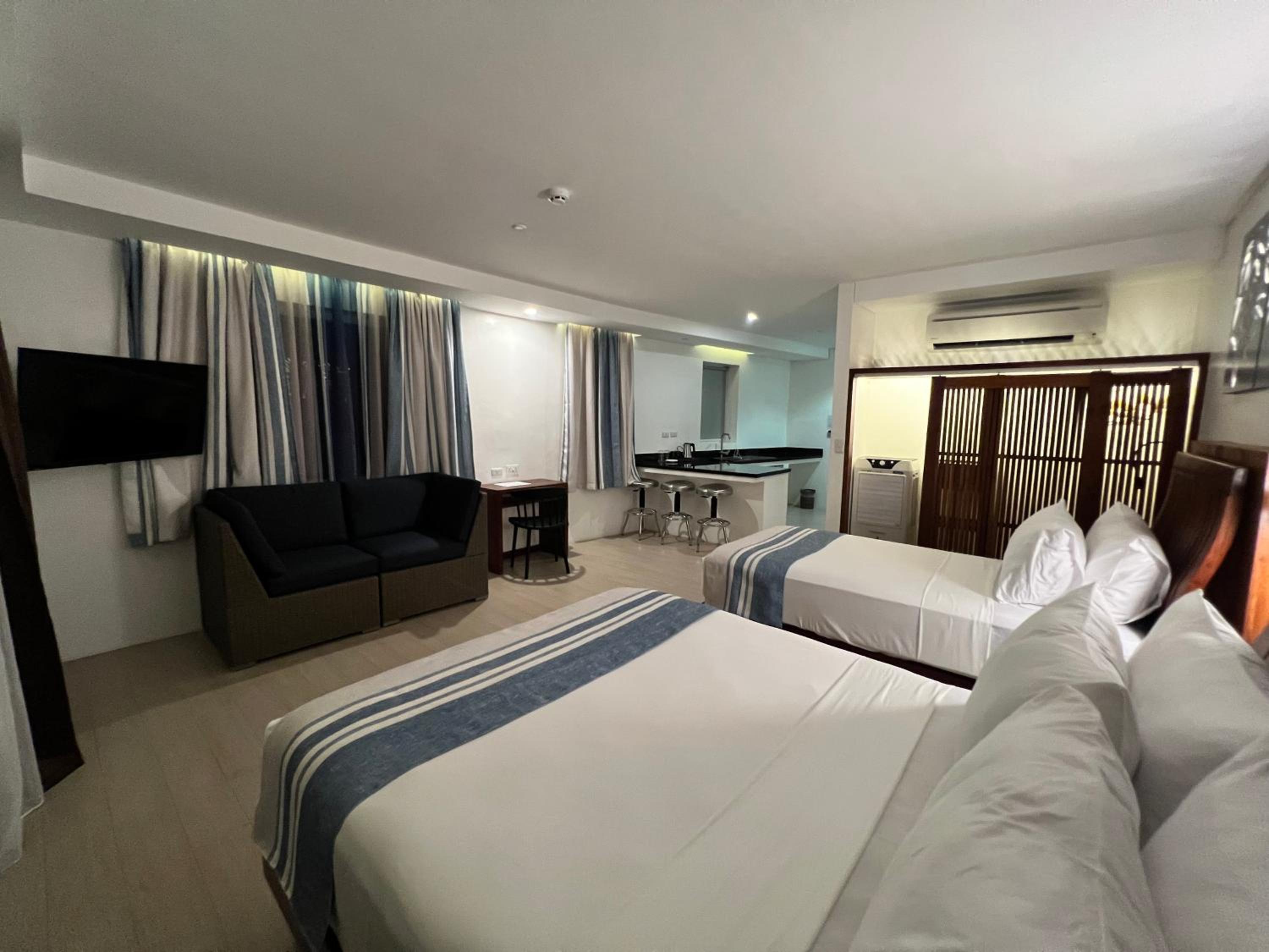 Family Room with Sea View - Photo 7