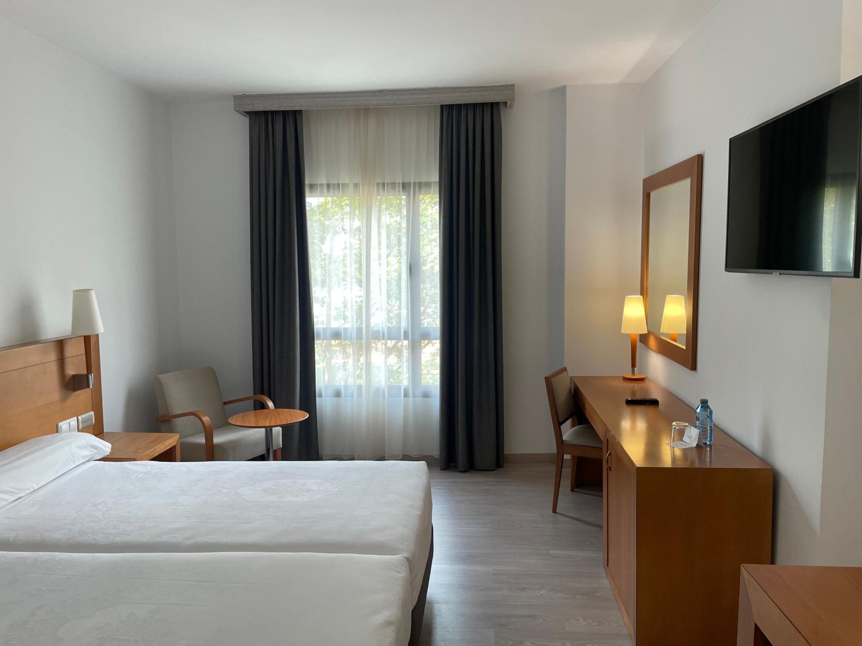 Double or Twin Room - Photo 10