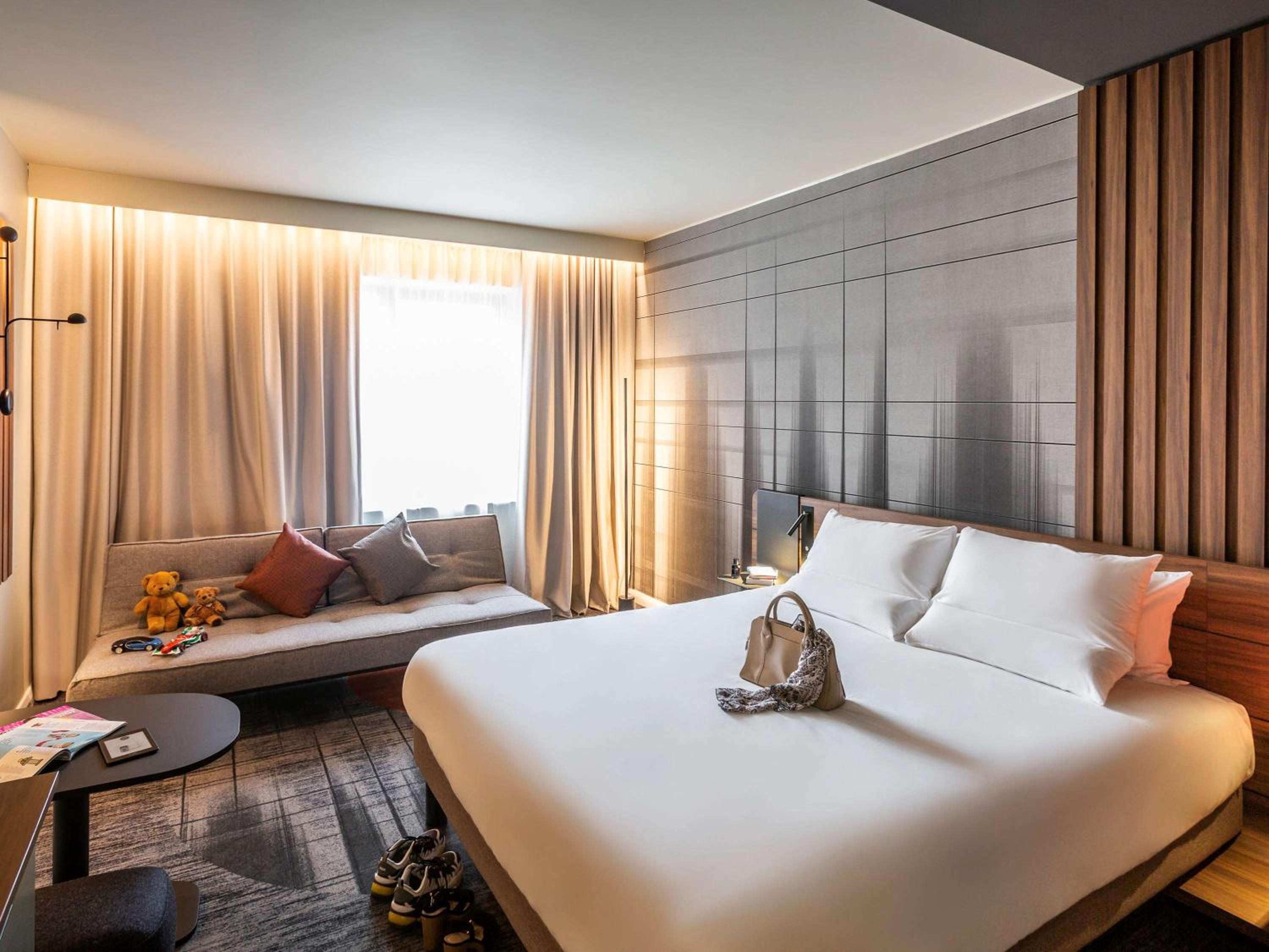 Executive Queen Room with Single Sofa Bed - Photo 1