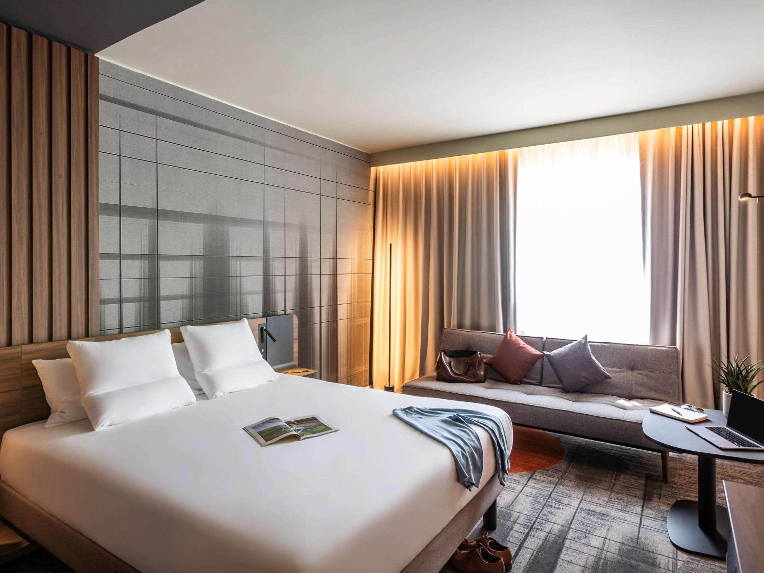 Superior Queen Room with Single Sofa Bed - Photo 1