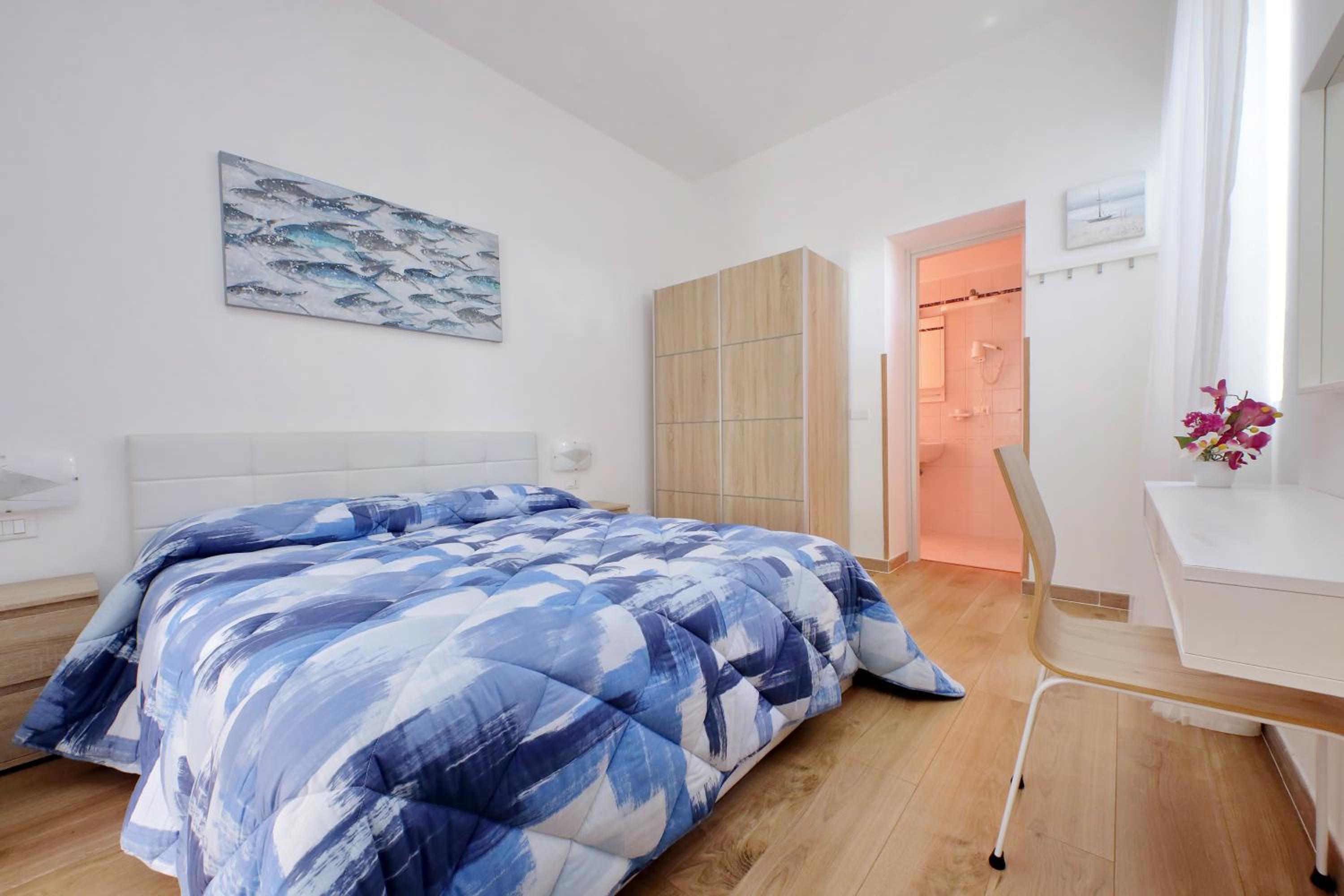 Double Room with Private Bathroom - Photo 10