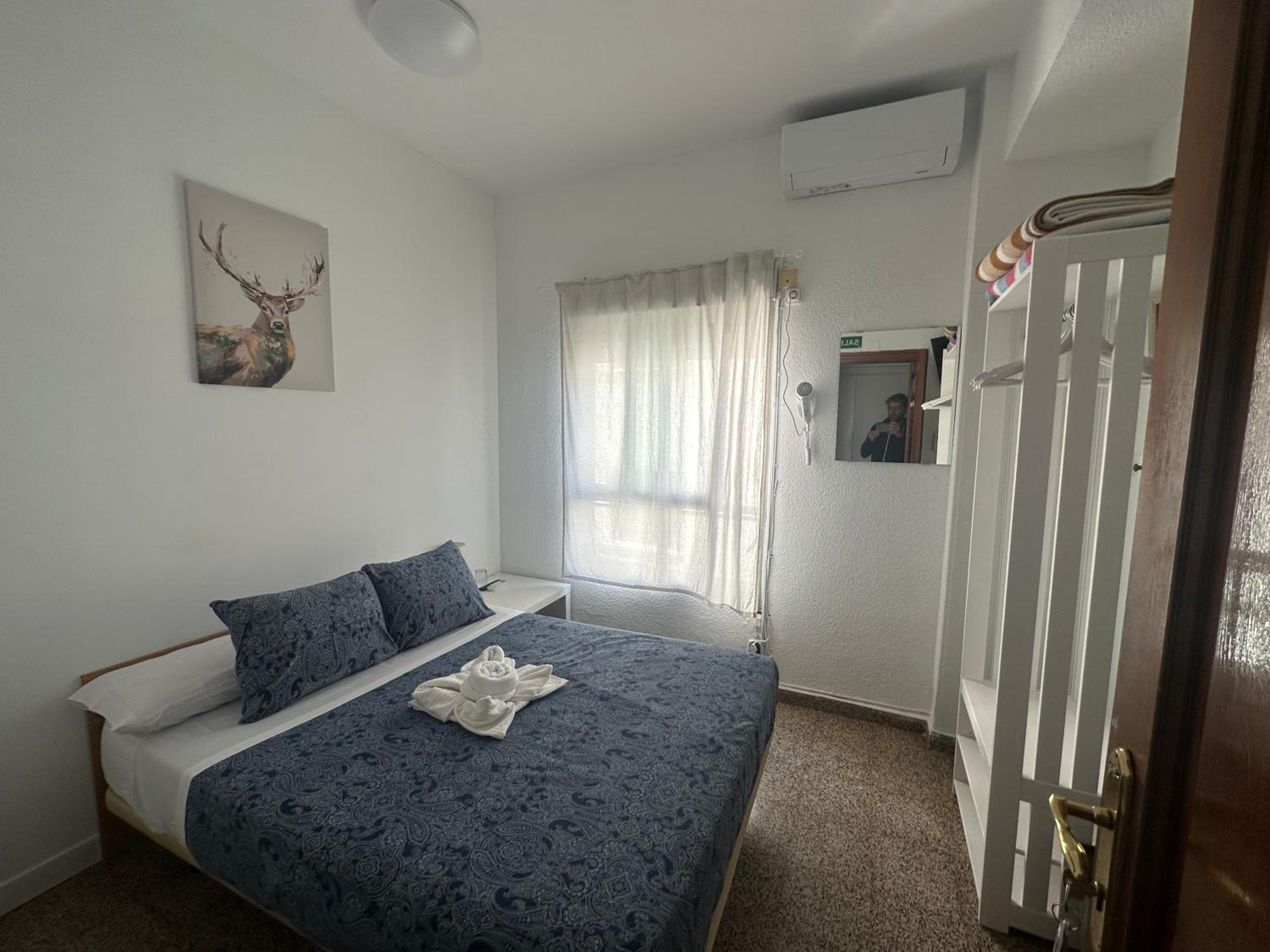 Small Double Room with Shared Bathroom photo 2