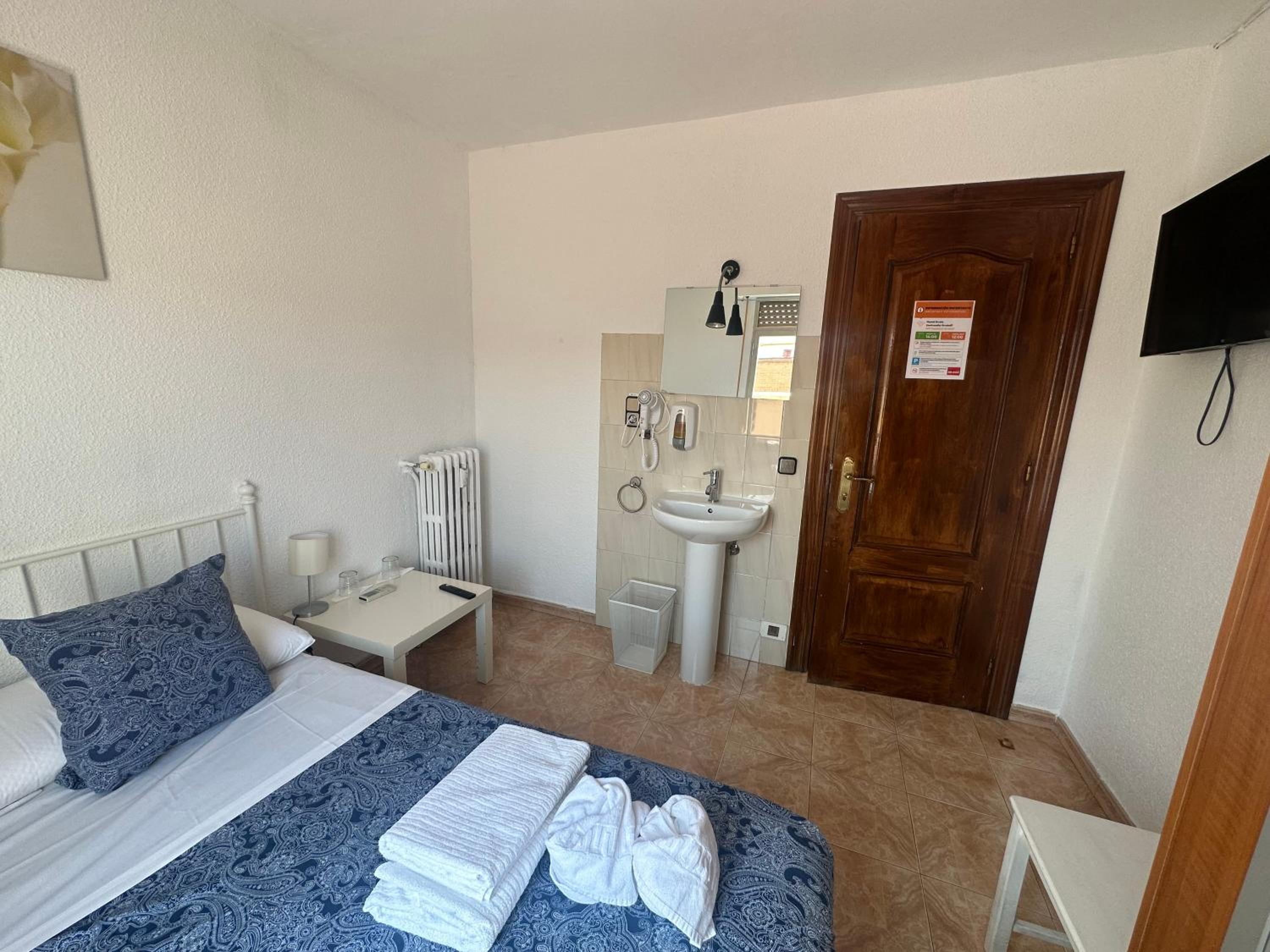 Habitación Doble Pequeña con Baño Compartido
