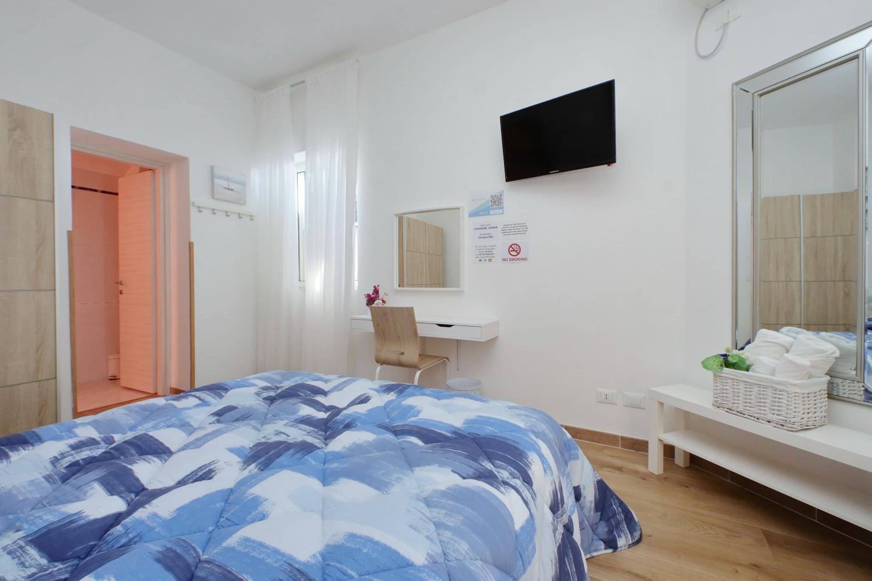 Double Room with Private Bathroom - Photo 7