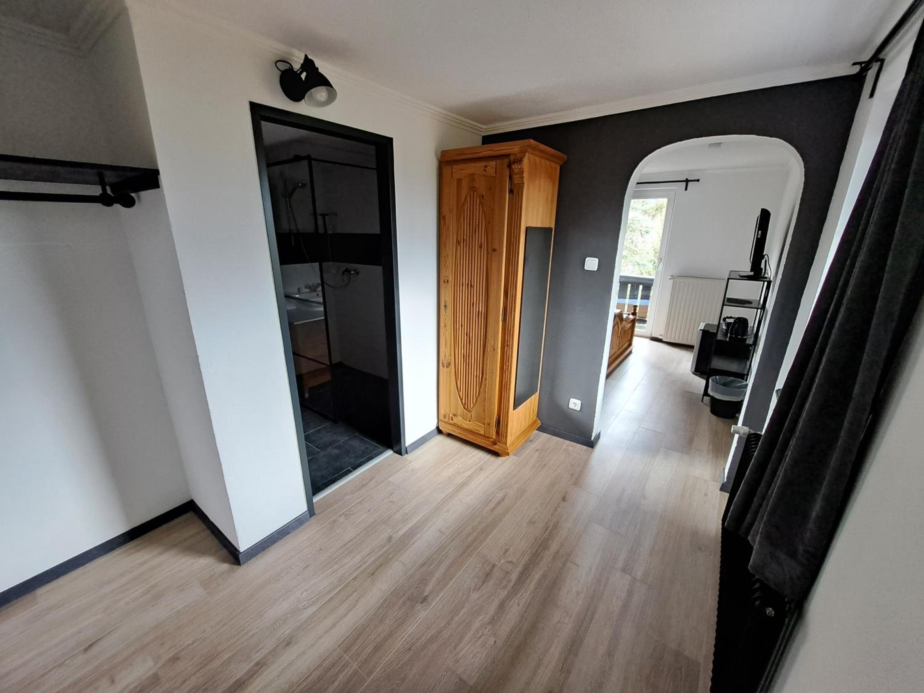 Deluxe Double Room with Balcony photo 2