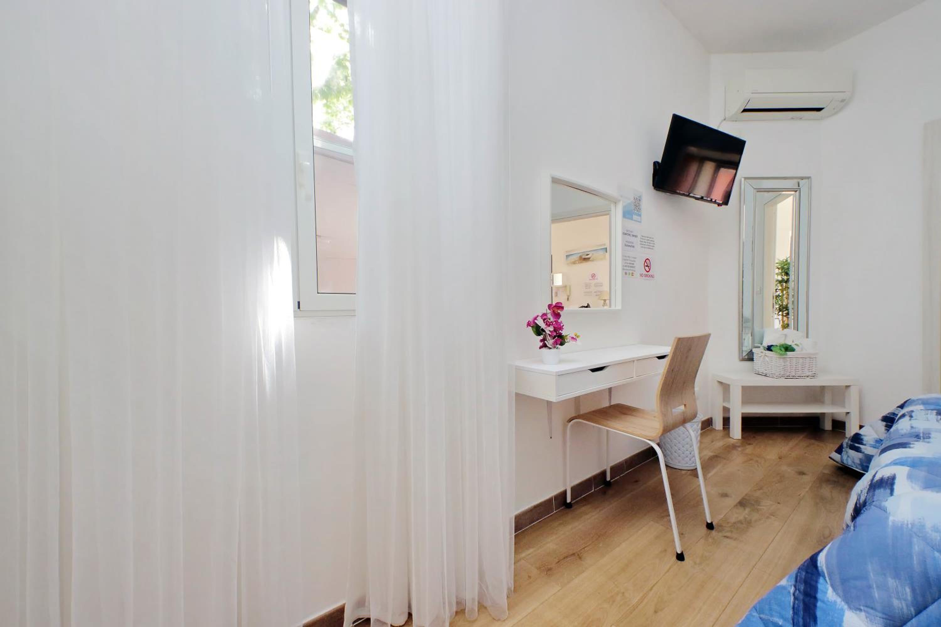 Double Room with Private Bathroom - Photo 5