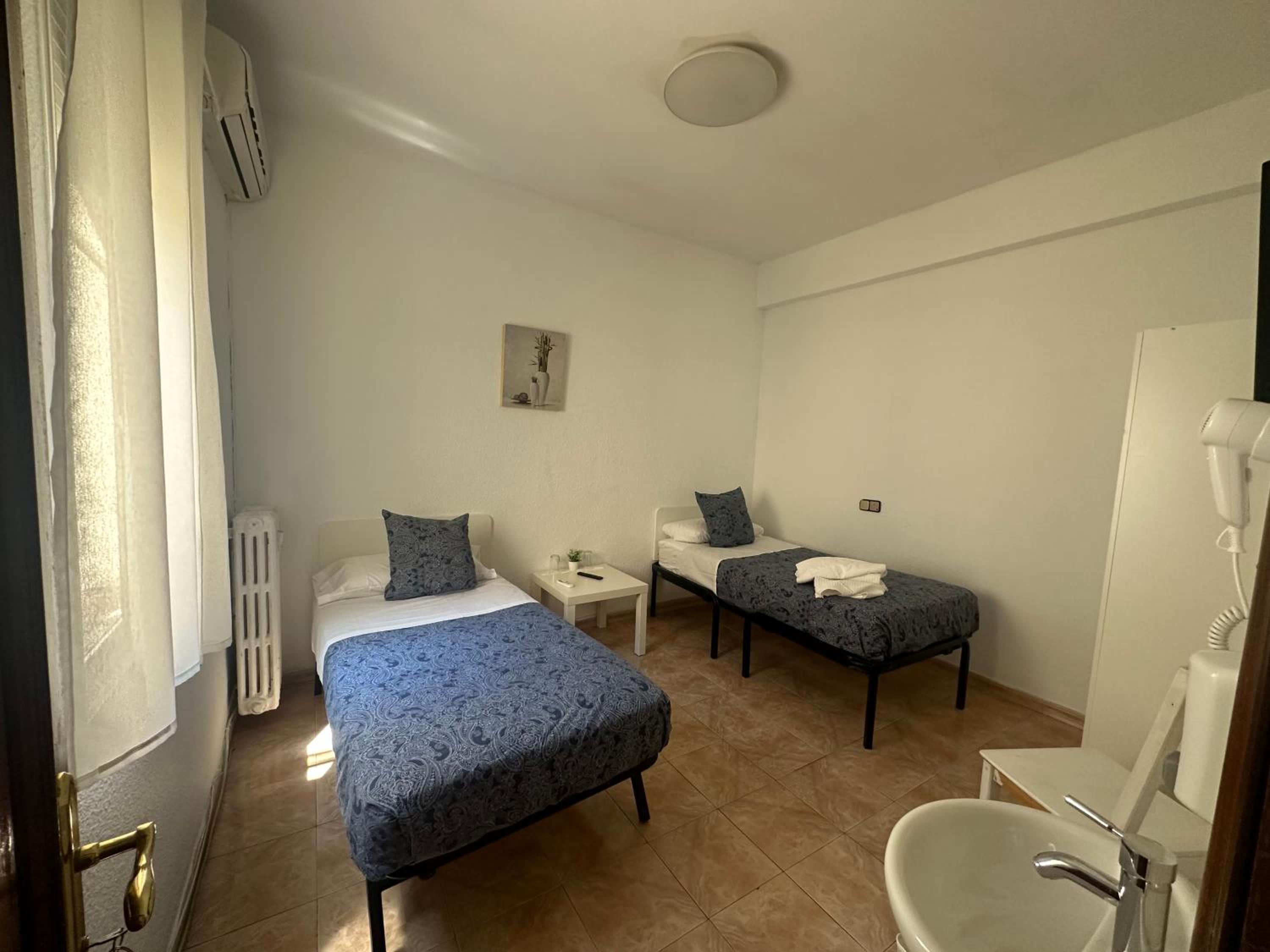 Twin Room with Shared Bathroom photo 3