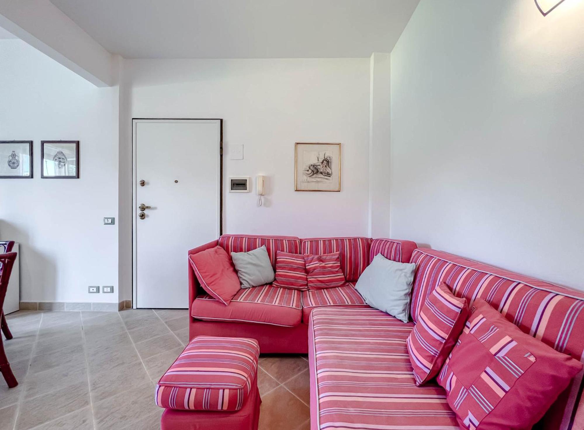 One-Bedroom Apartment photo 2