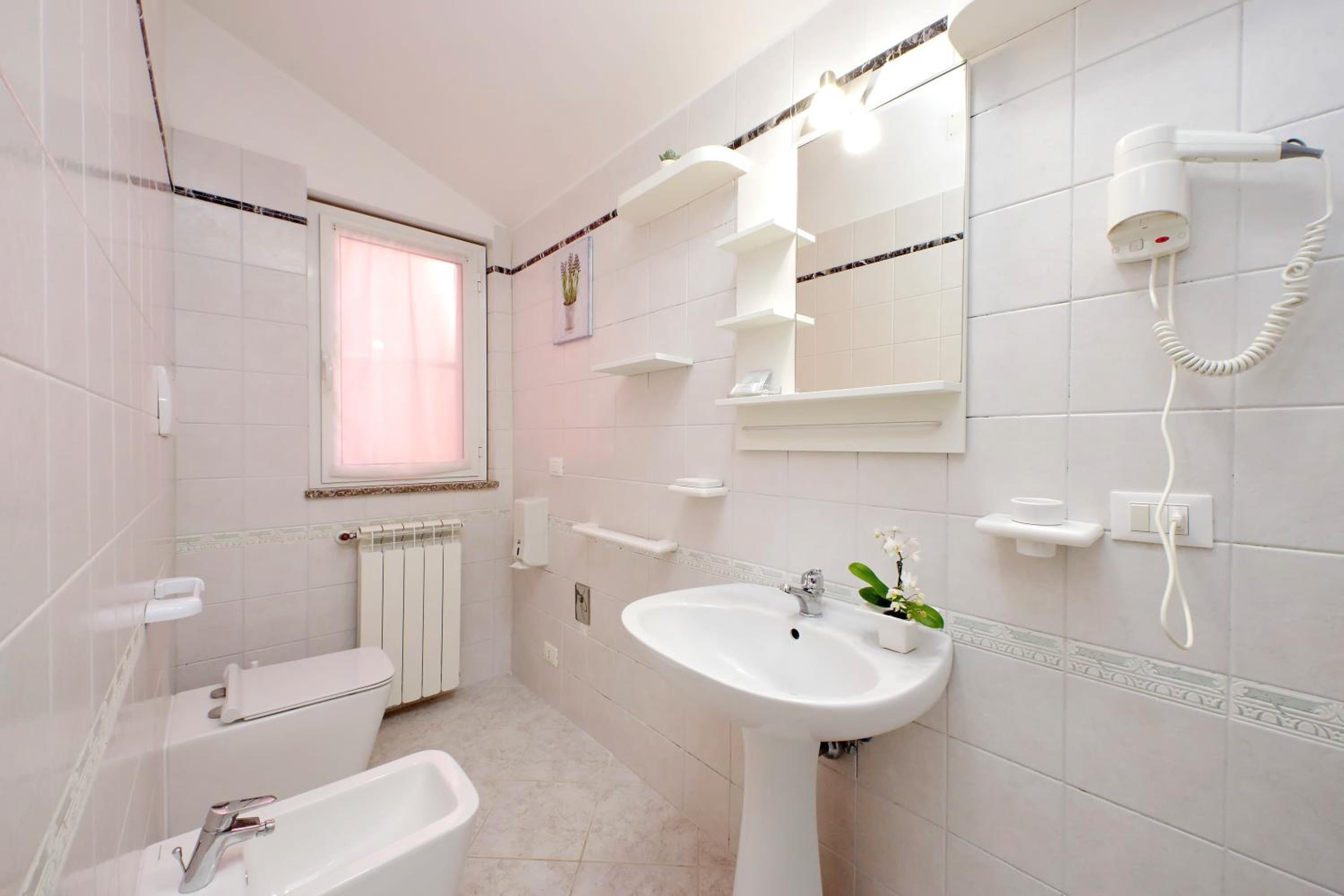 Double Room with Private Bathroom - Photo 2