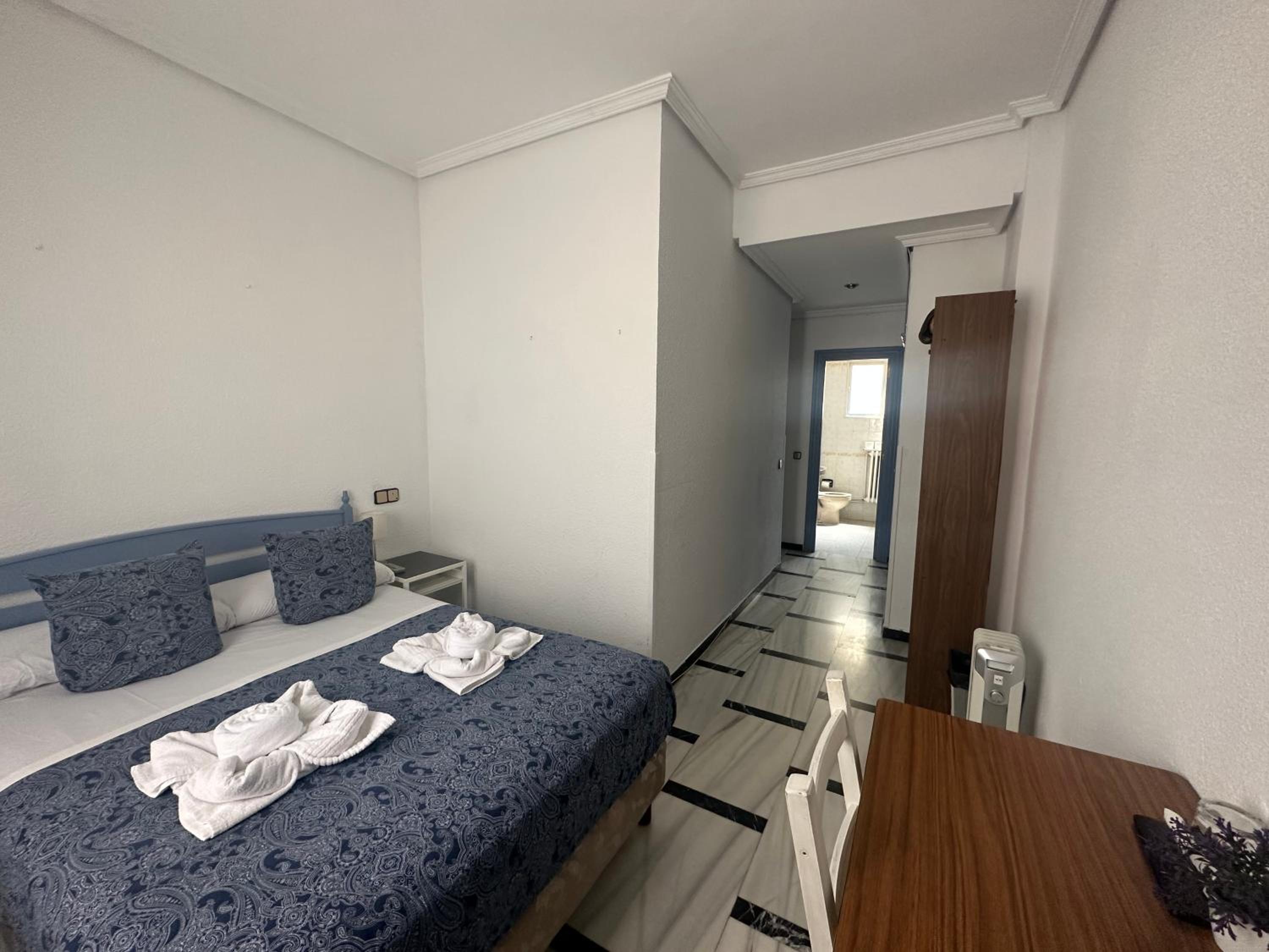 Double Room with Private Bathroom - Photo 10