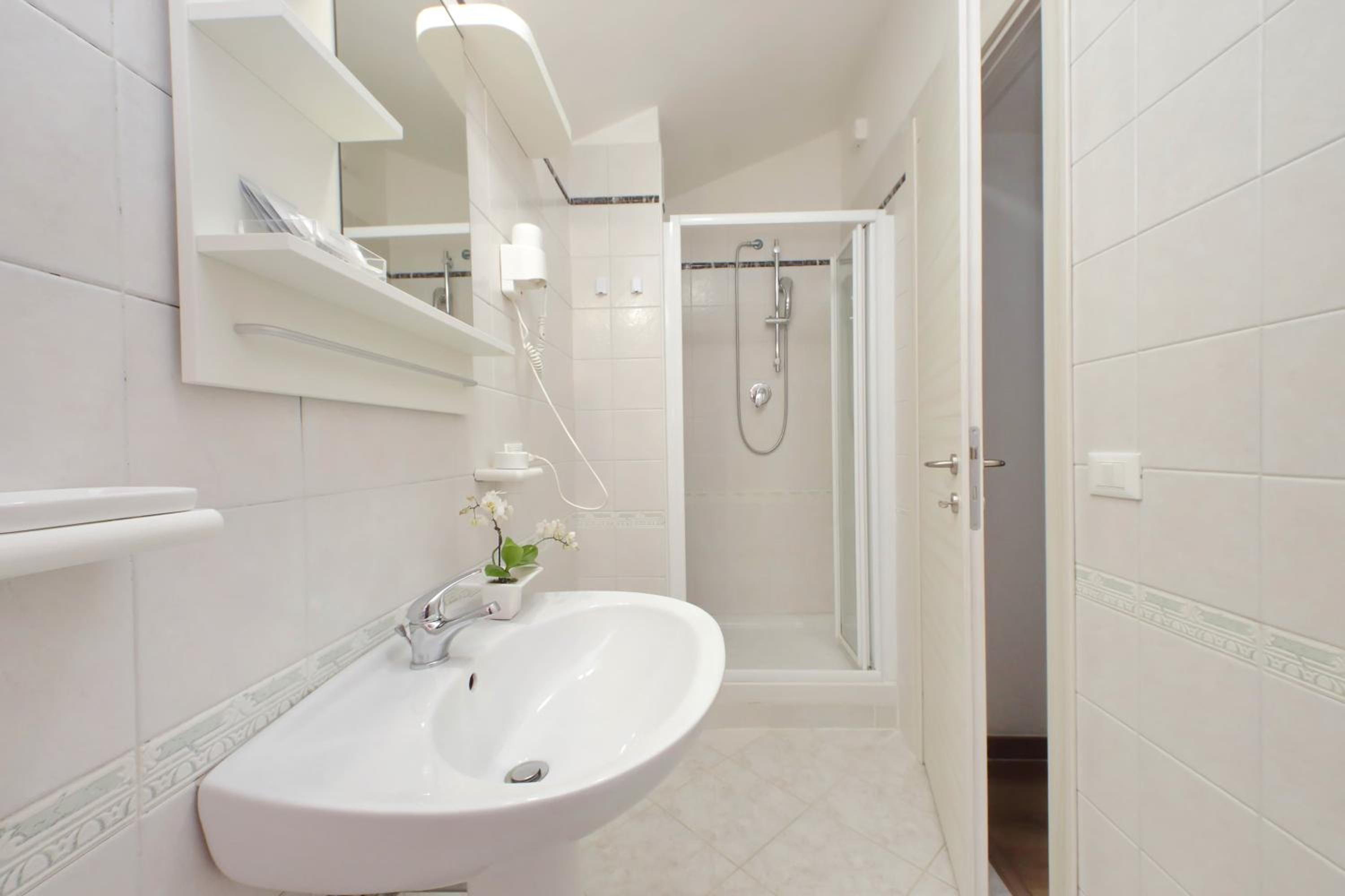 Double Room with Private Bathroom - Photo 9