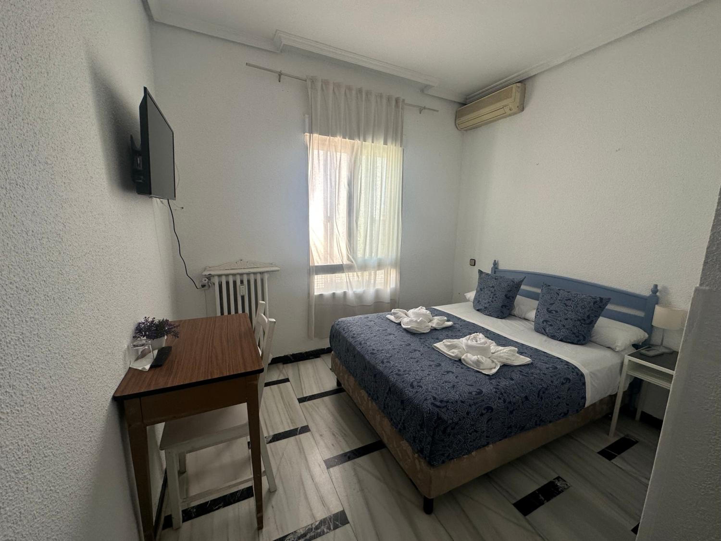 Double Room with Private Bathroom - Photo 11