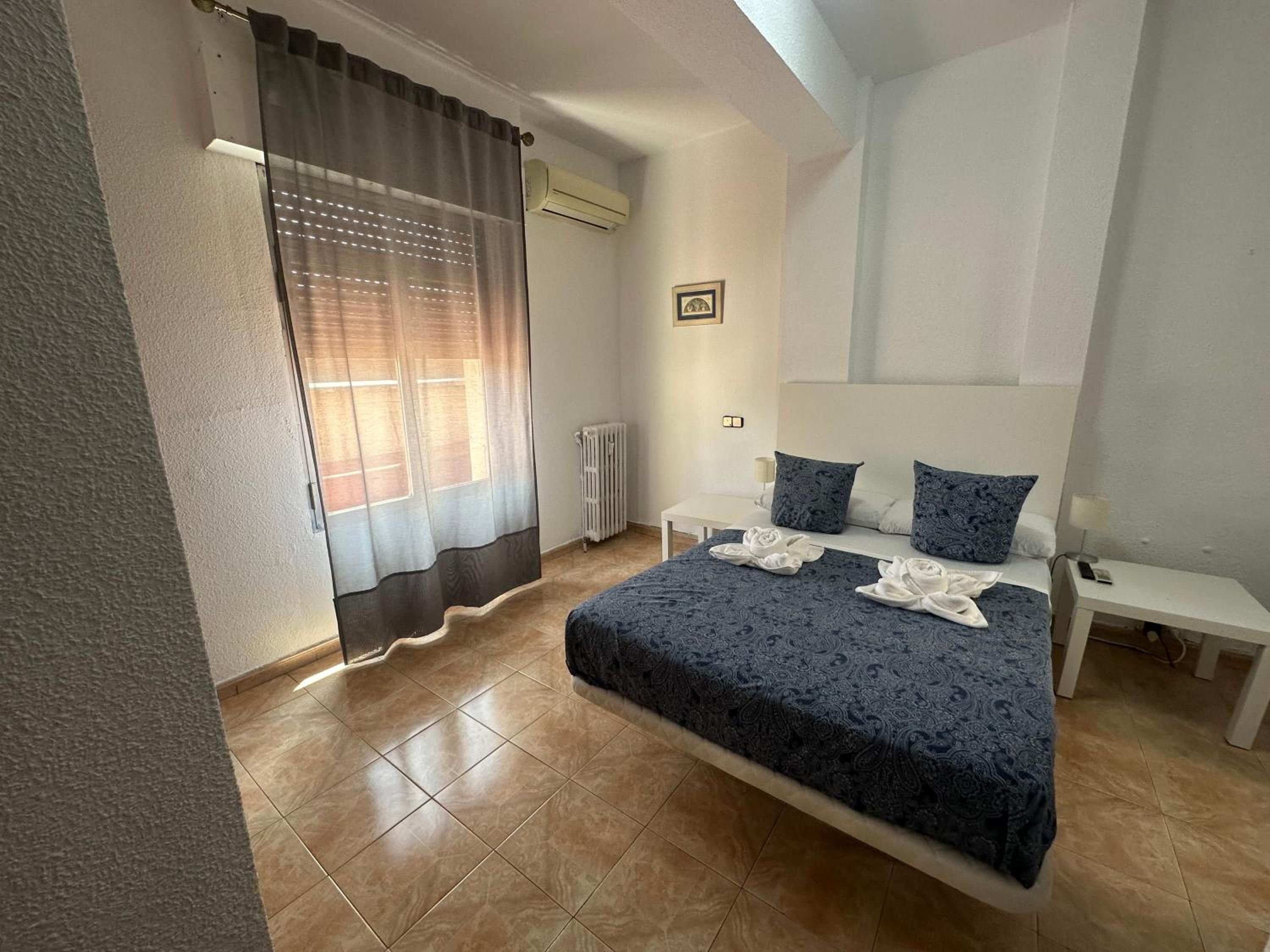 Double Room with Private Bathroom - Photo 9