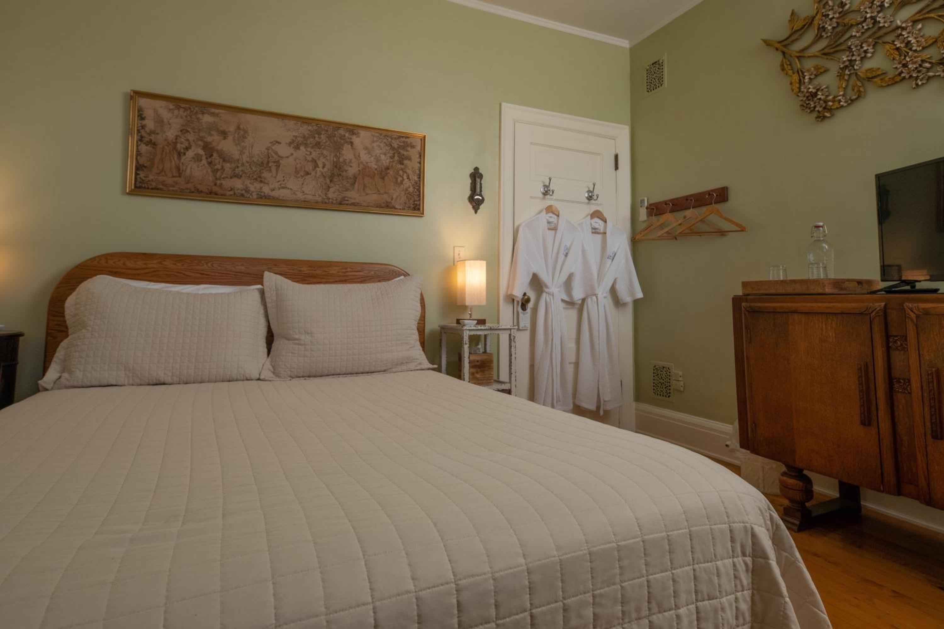 Queen Room with Garden View