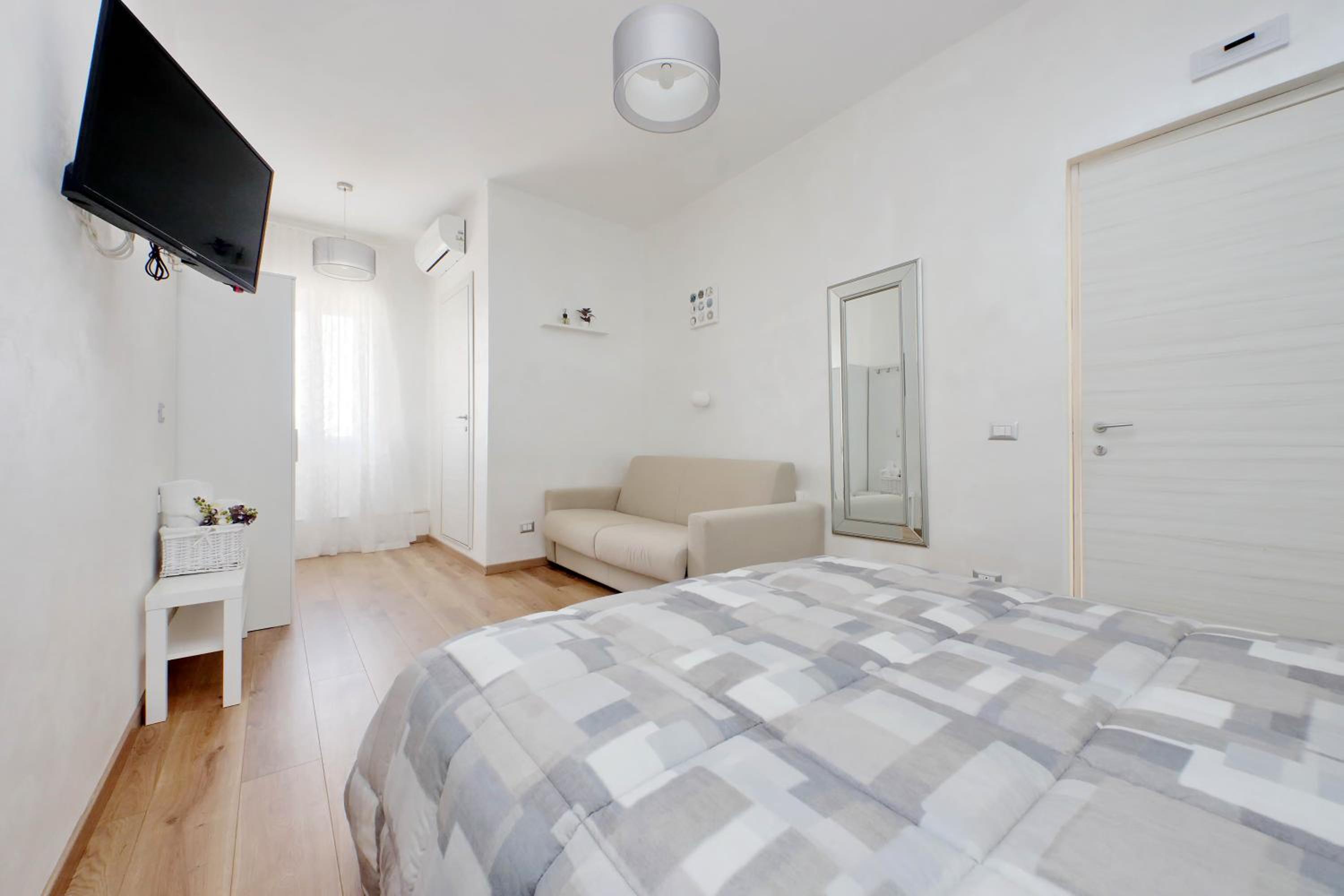 Family Room with Private Bathroom - Photo 8