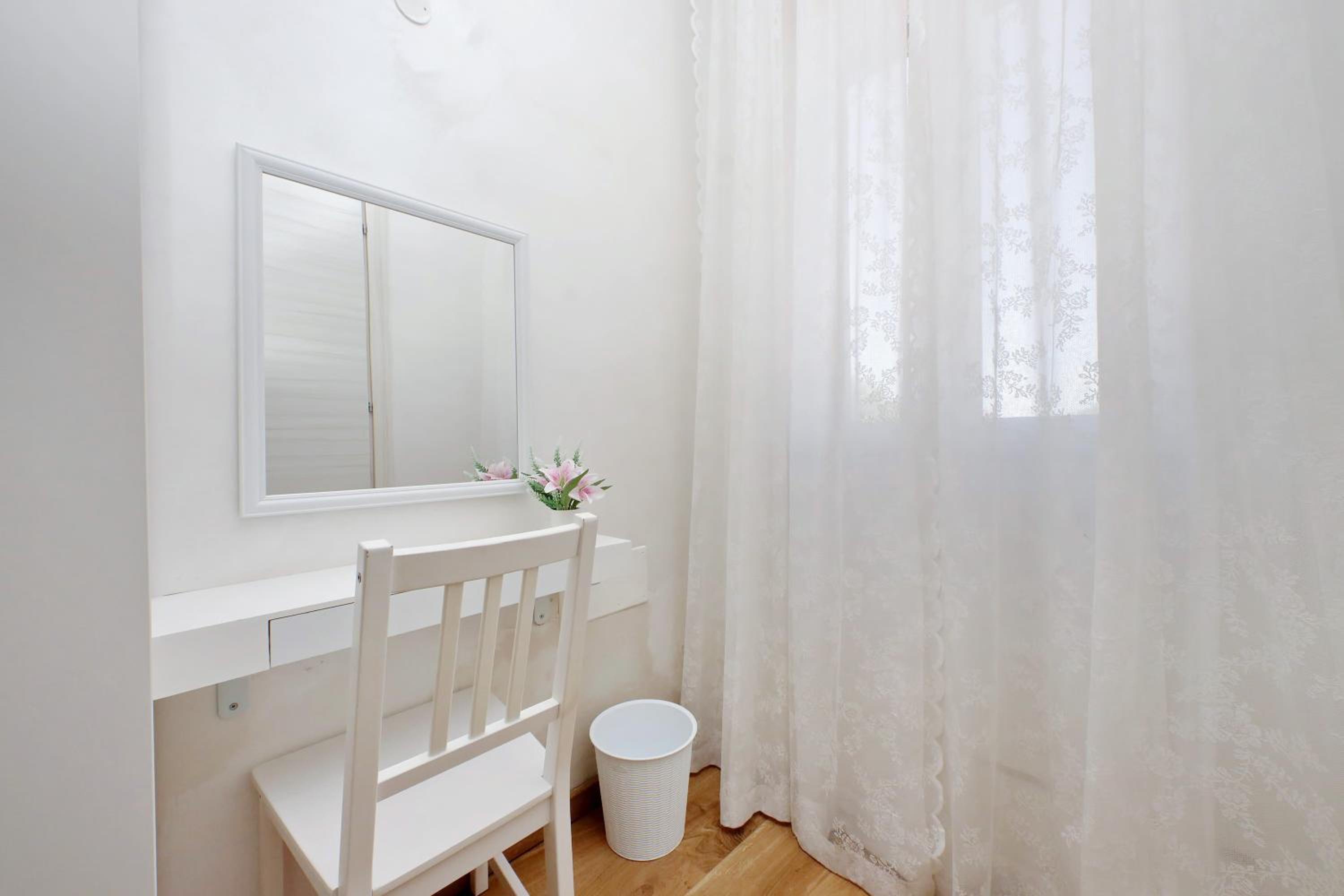 Family Room with Private Bathroom - Photo 7