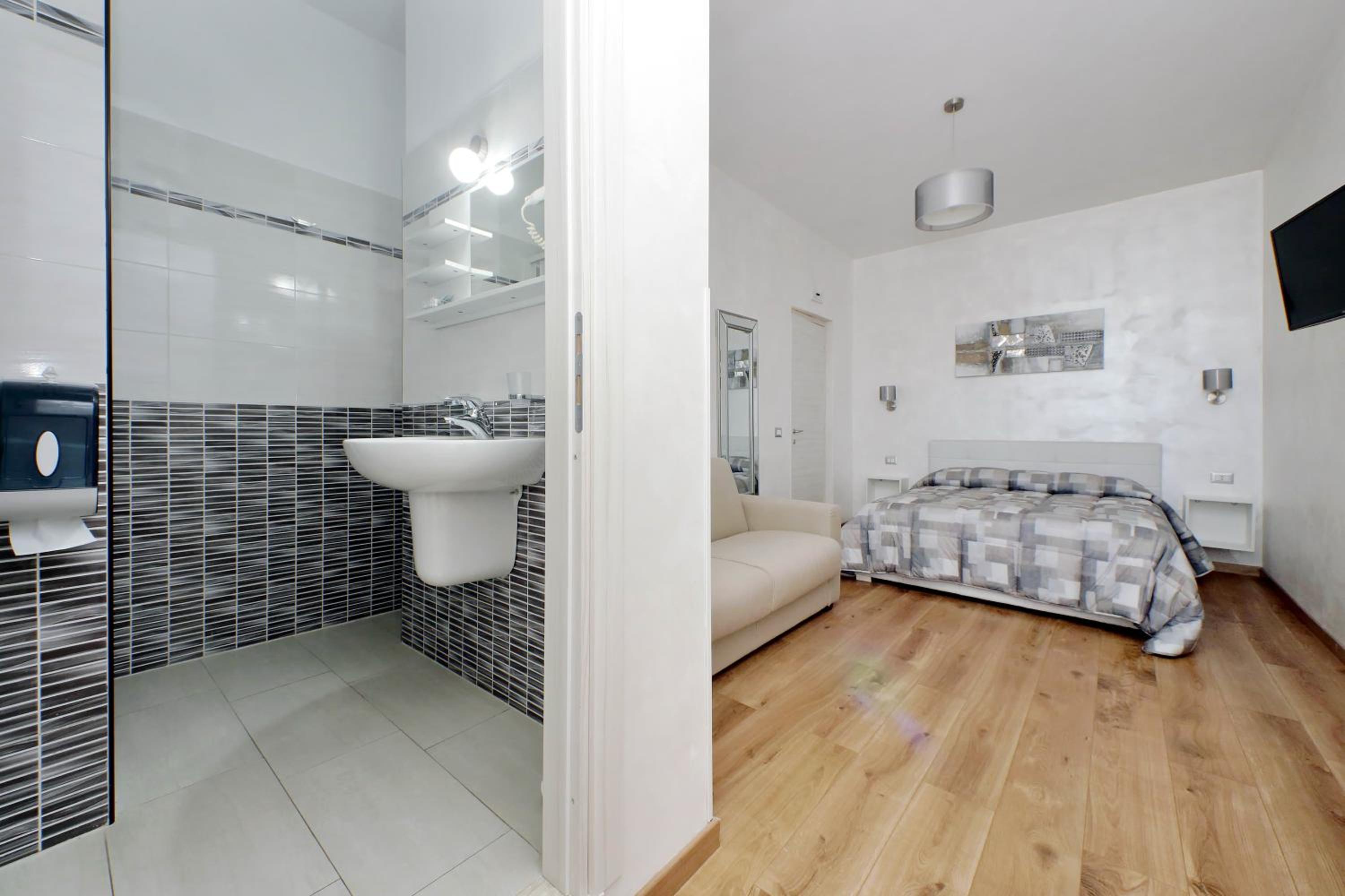 Family Room with Private Bathroom - Photo 2
