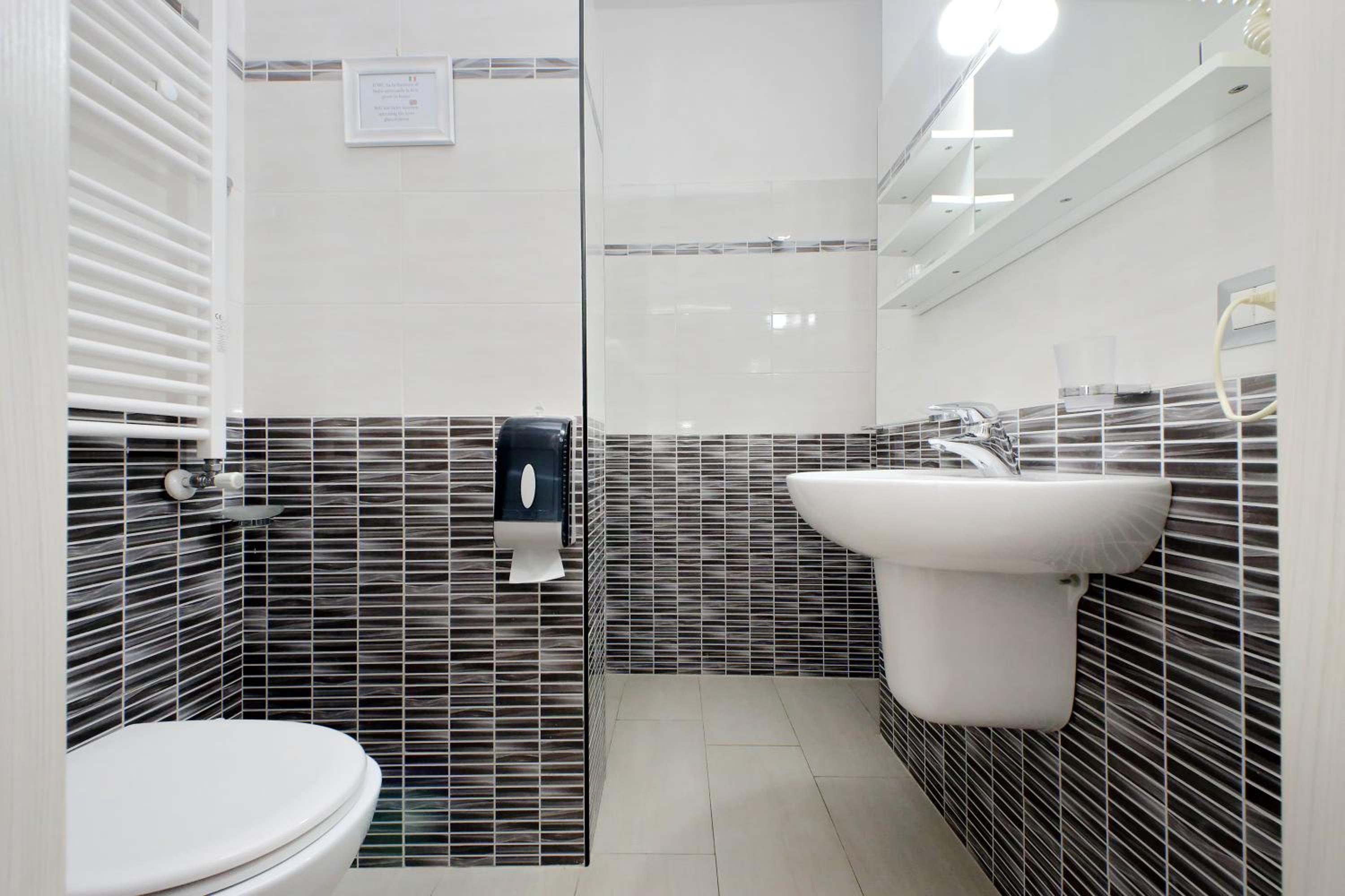 Family Room with Private Bathroom - Photo 10