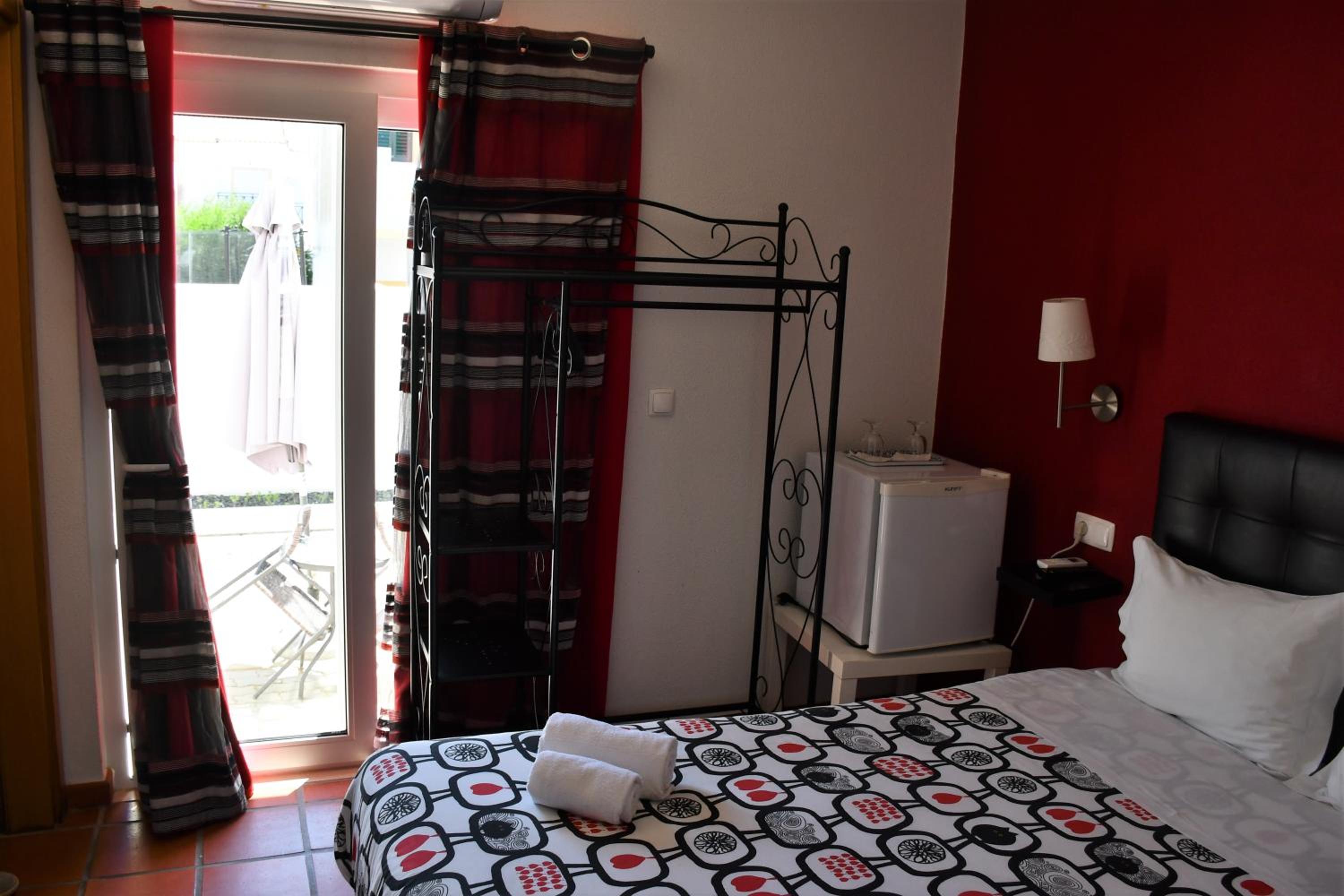 Double Room with Patio - Photo 8