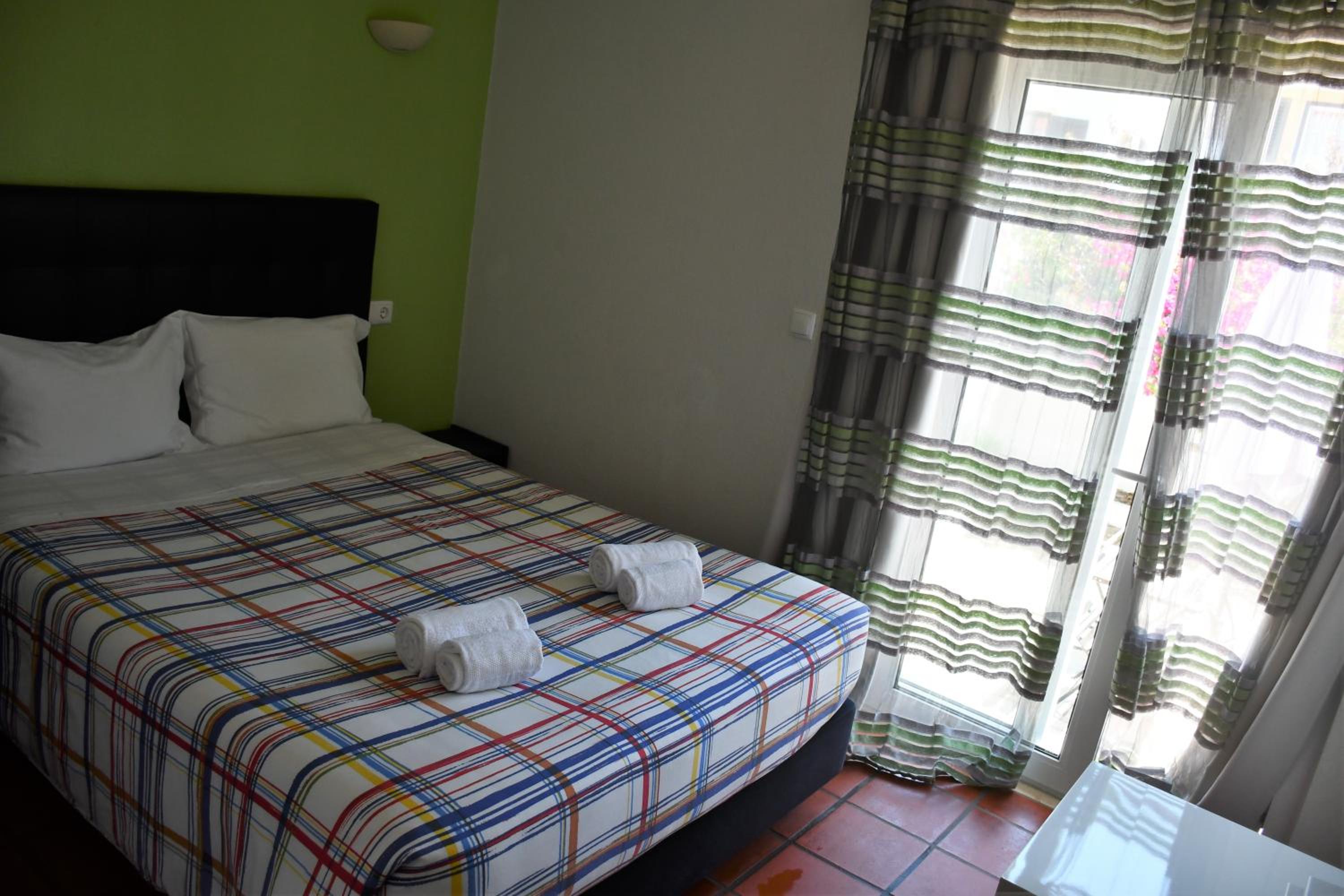 Double Room with Patio - Photo 10