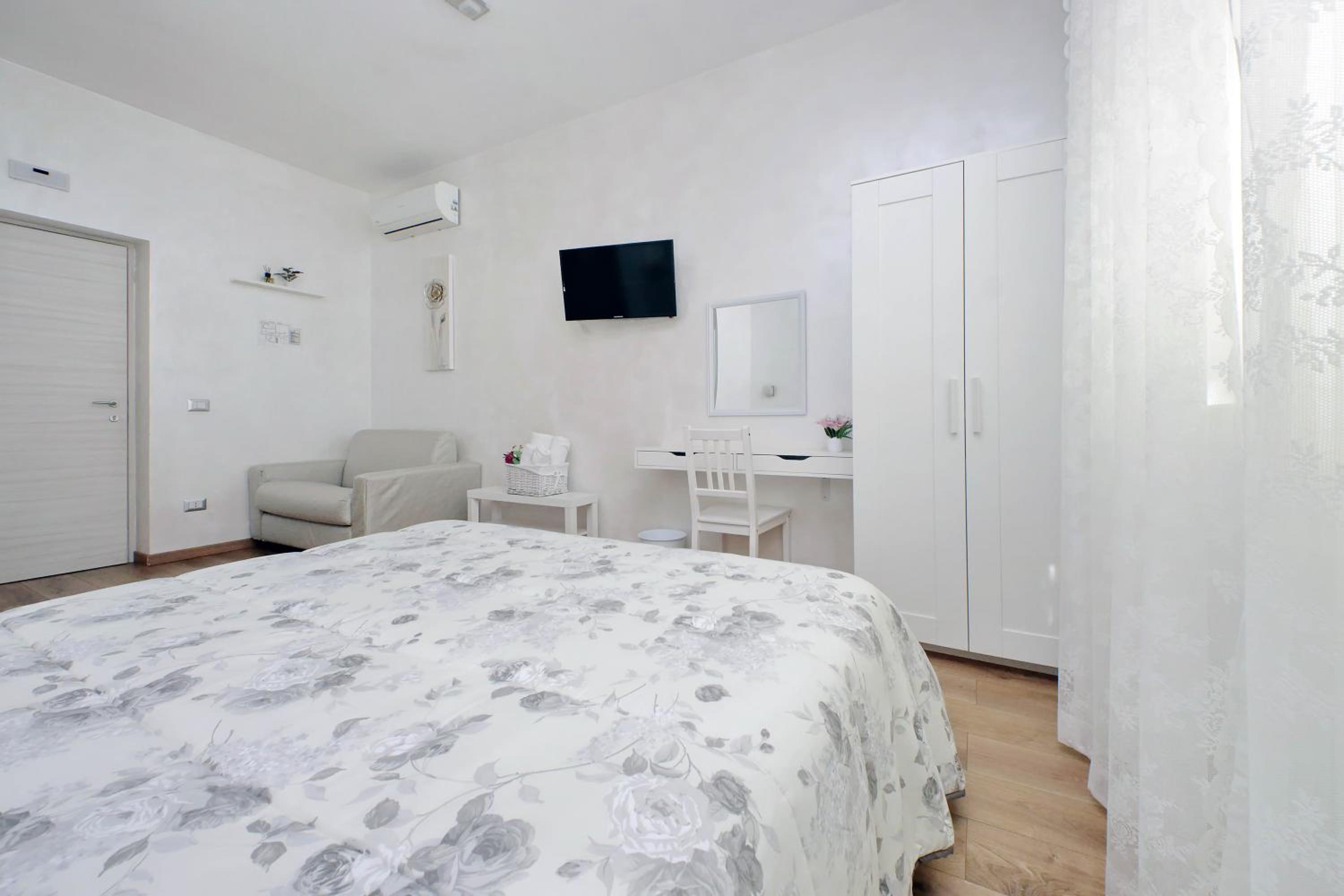 Triple Room with Private Bathroom - Photo 8