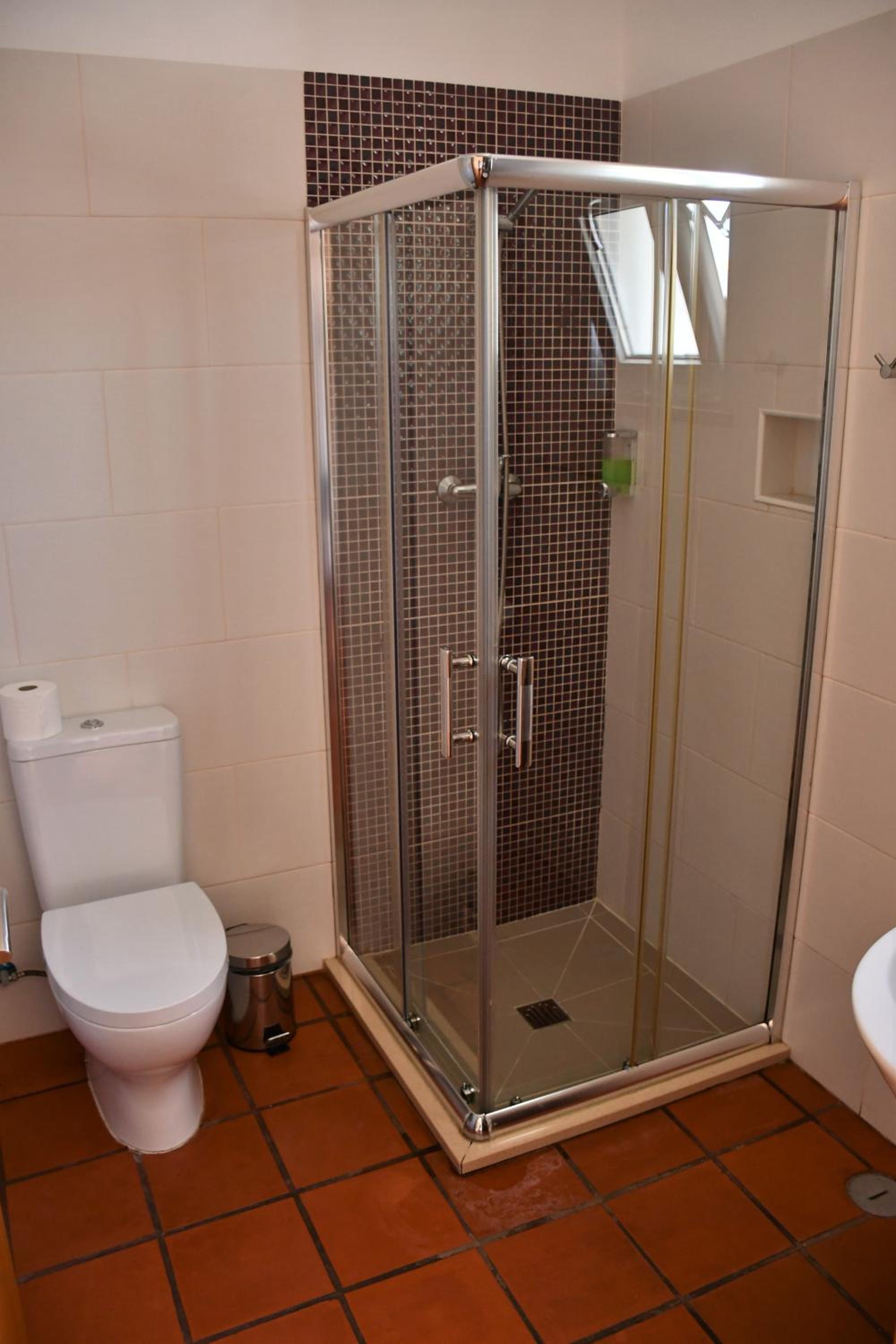 Double Room with Patio - Photo 7