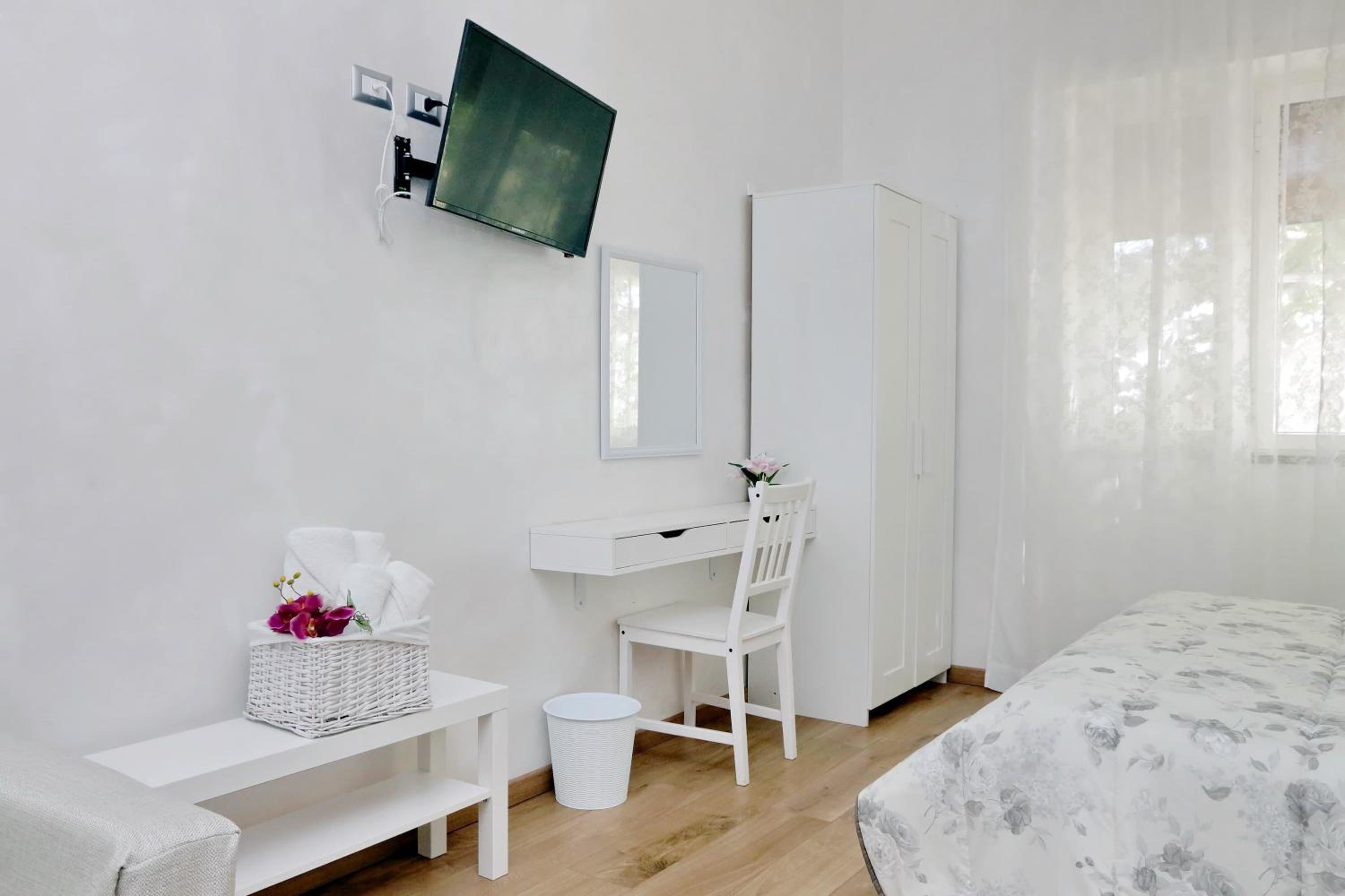 Triple Room with Private Bathroom - Photo 9