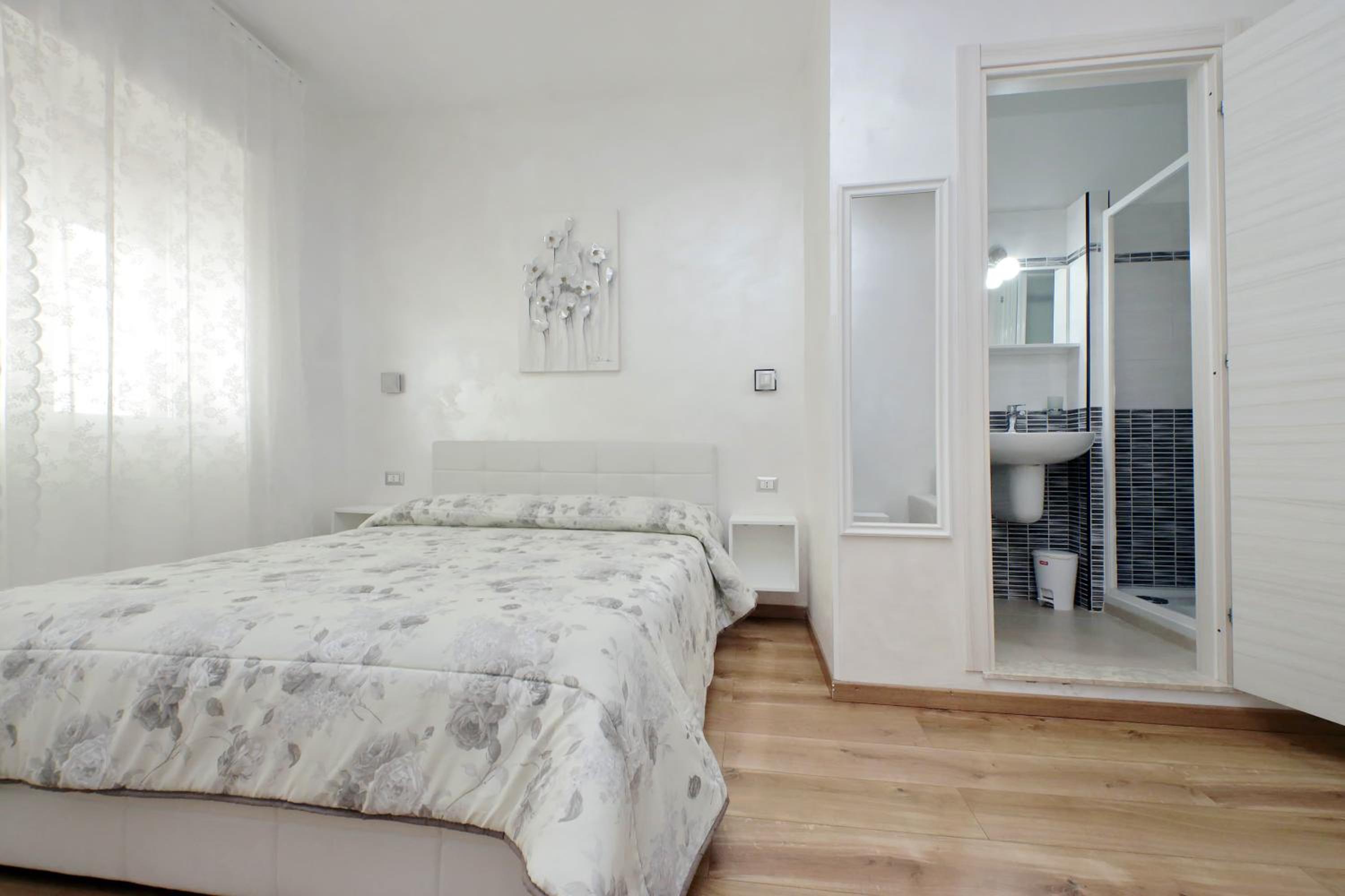 Triple Room with Private Bathroom - Photo 11