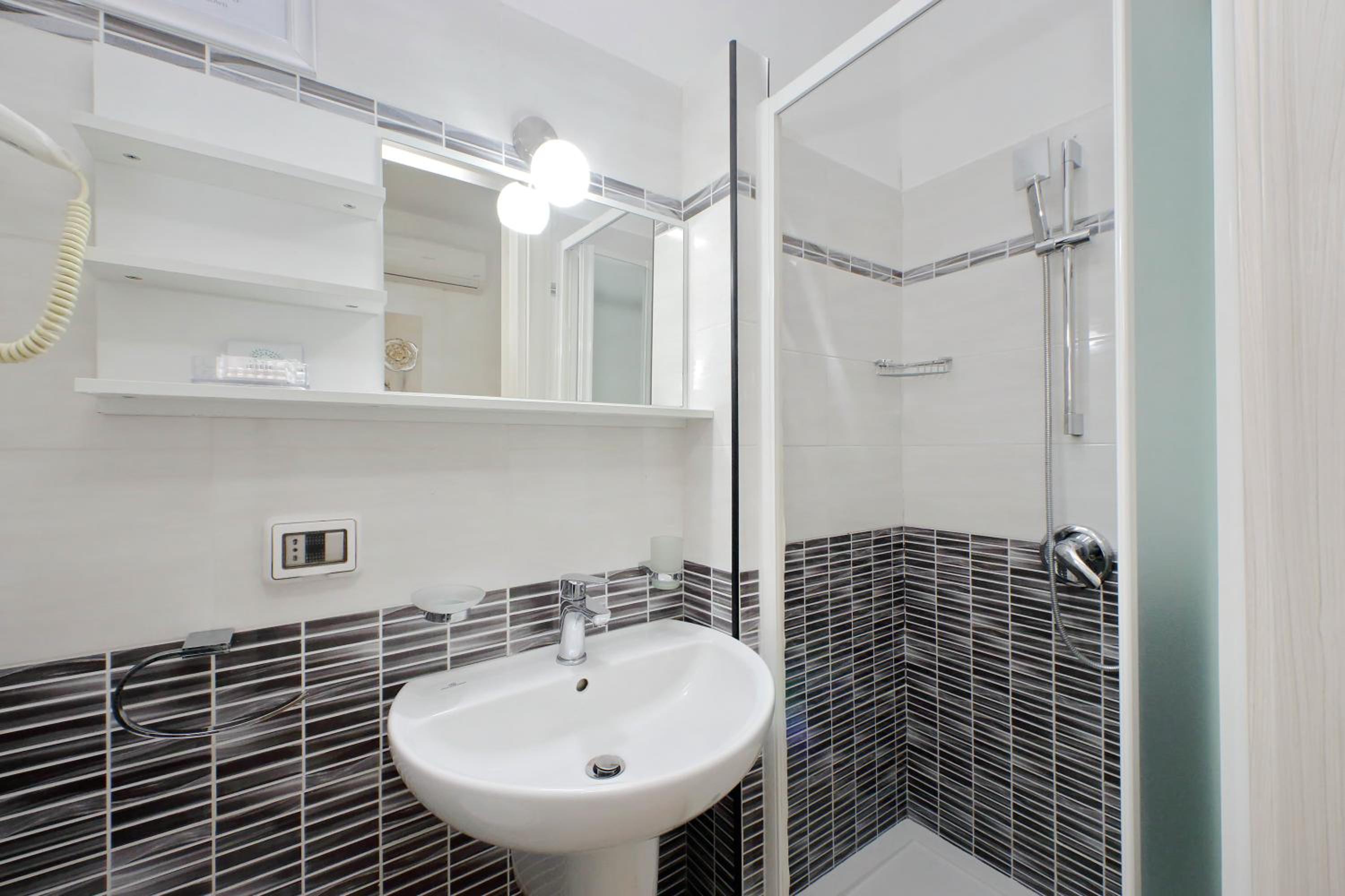 Triple Room with Private Bathroom - Photo 2