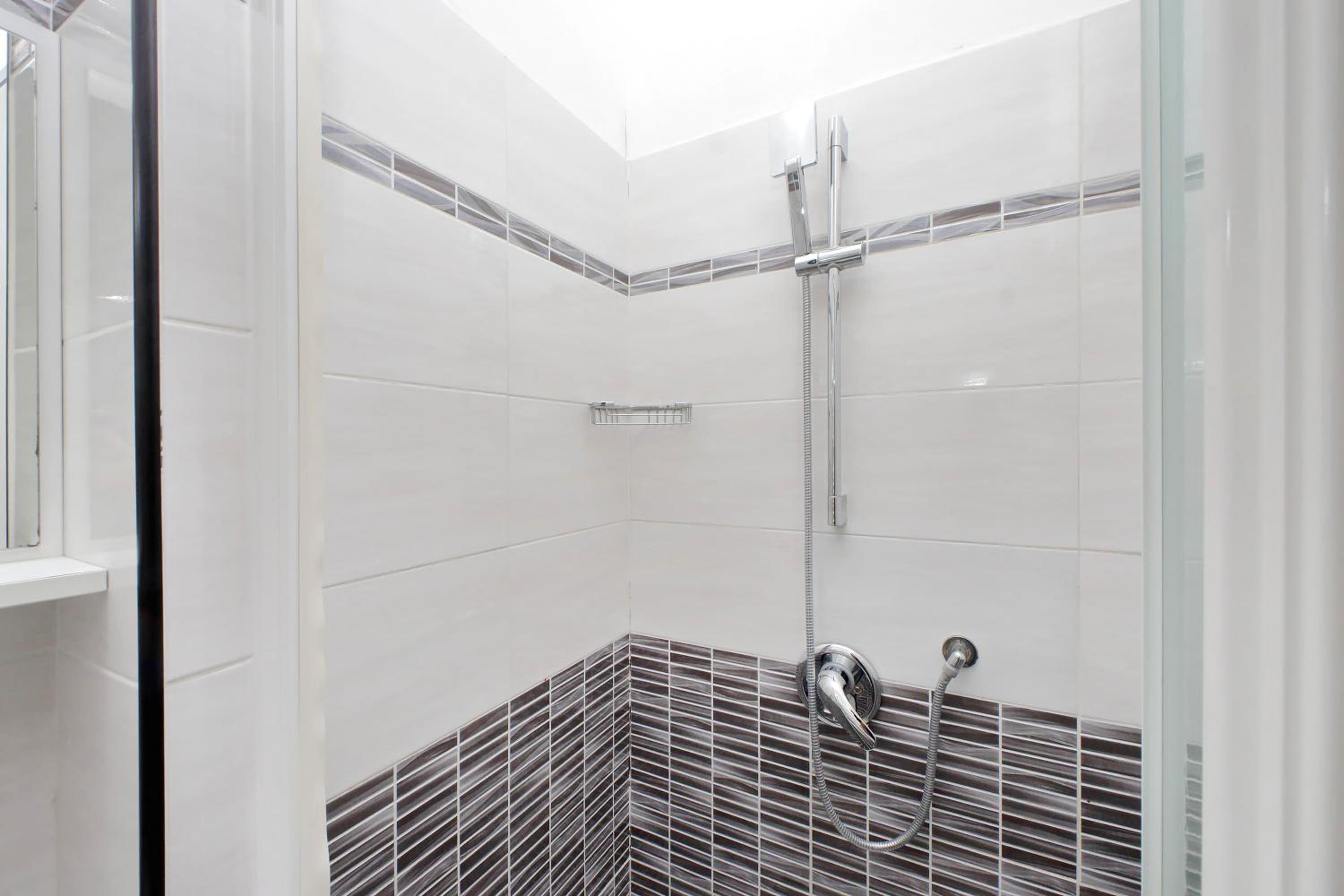 Triple Room with Private Bathroom - Photo 12