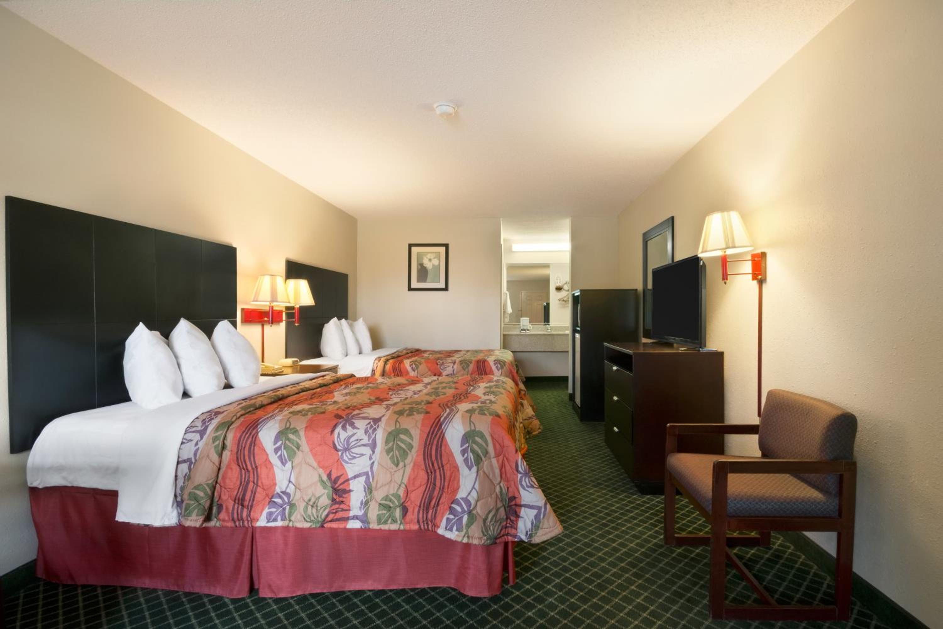 Double Room with Two Double Beds - Smoking - Photo 3