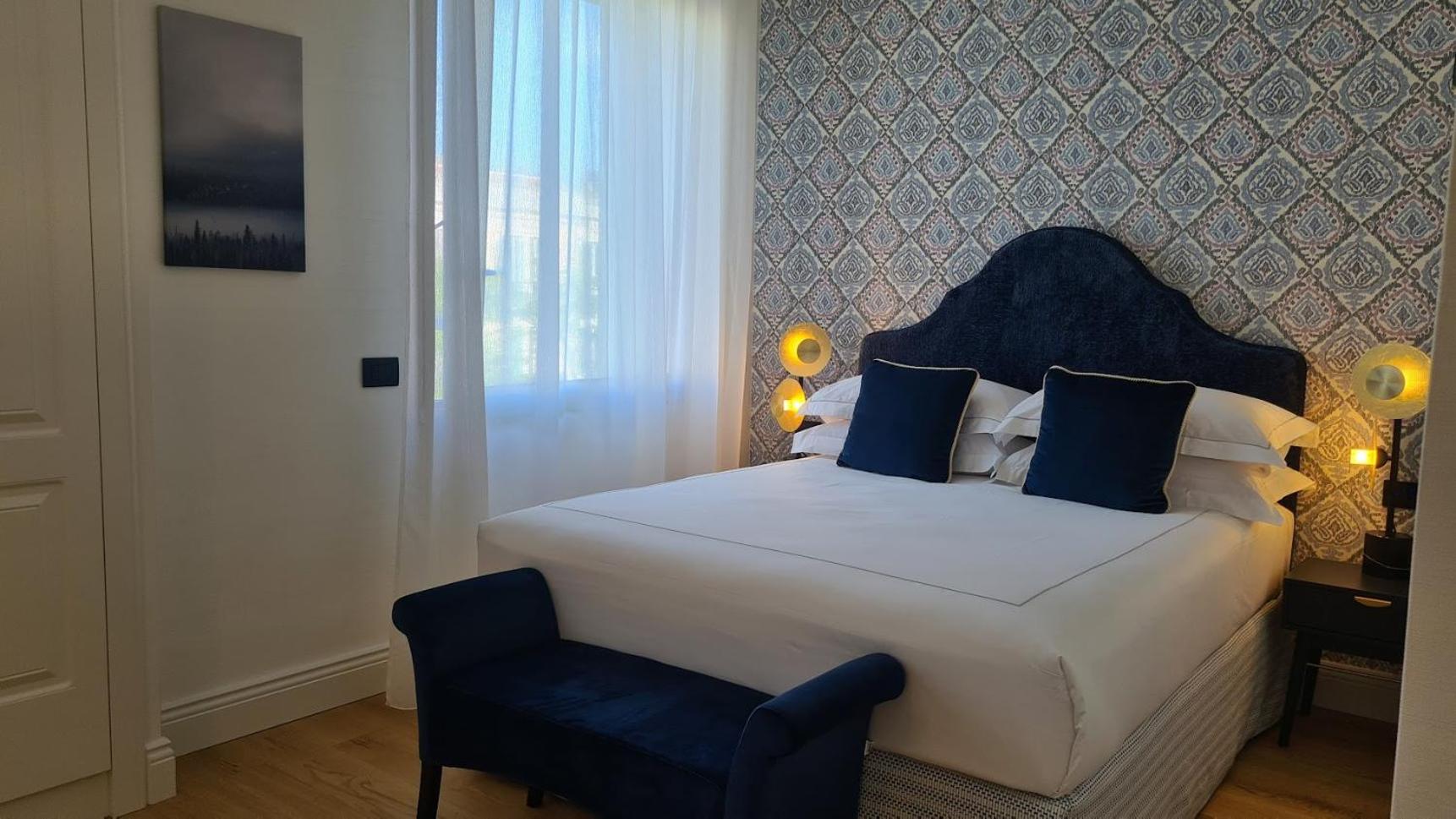 Deluxe Room (2 Adults + 1 Child) - Photo 1