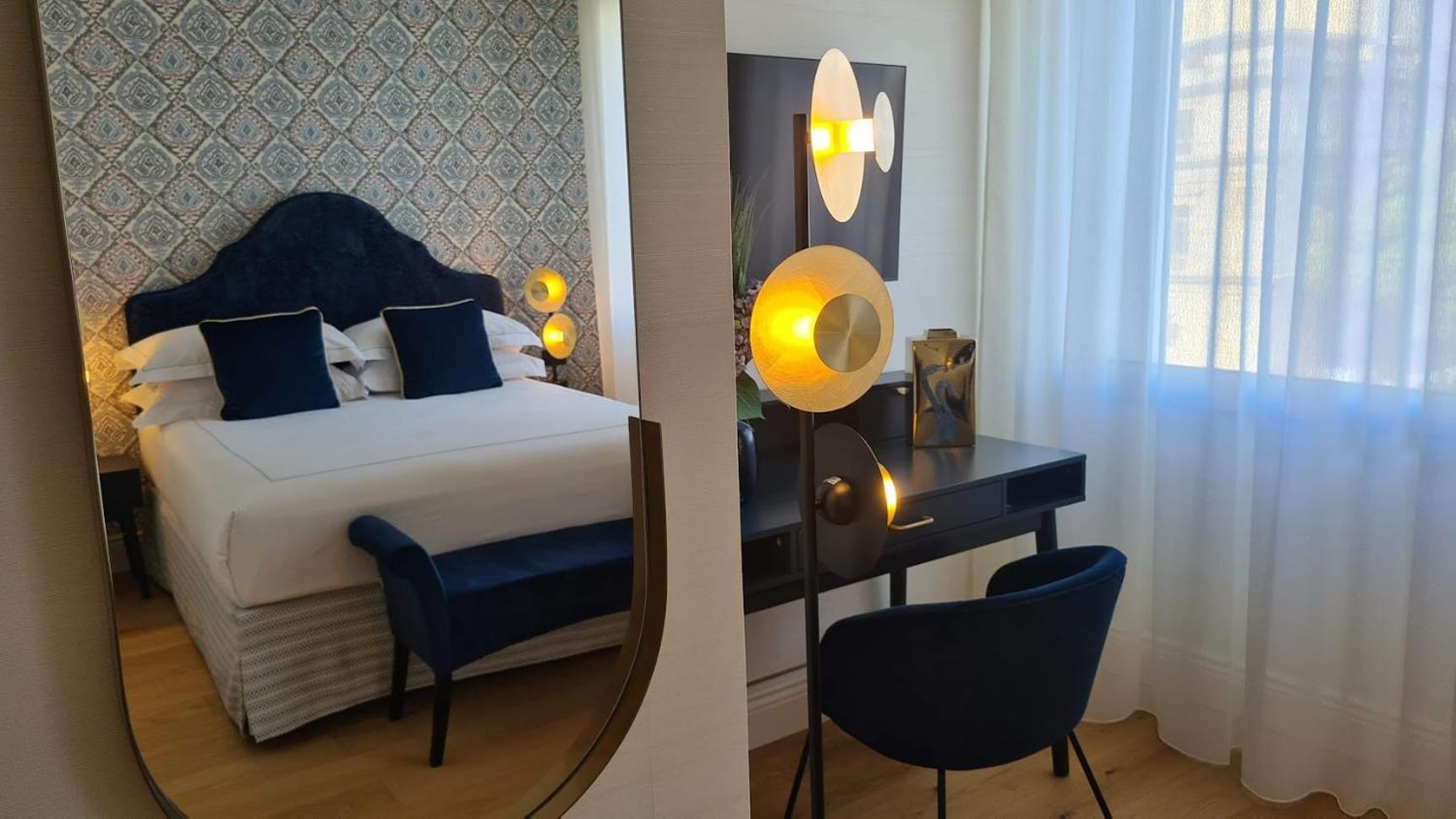 Deluxe Room (2 Adults + 1 Child) - Photo 2