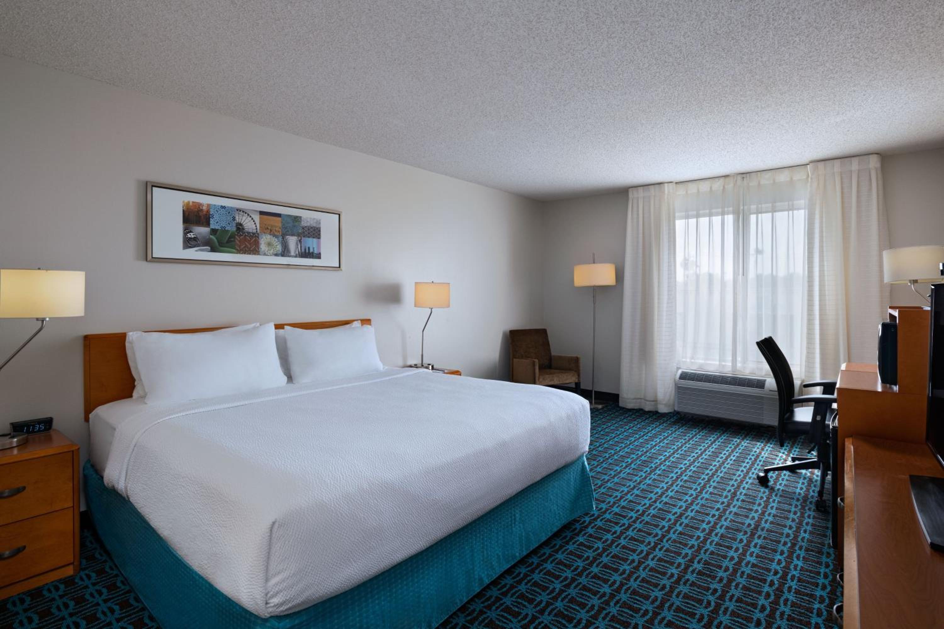 King Room with Adapted Tub - Mobility and Hearing Accessible photo 2