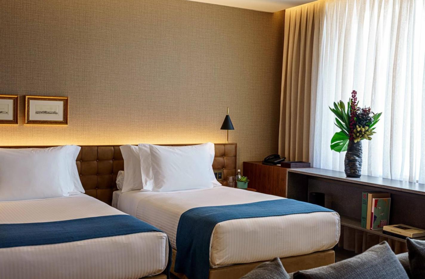 Deluxe Twin Room thumbnail 6