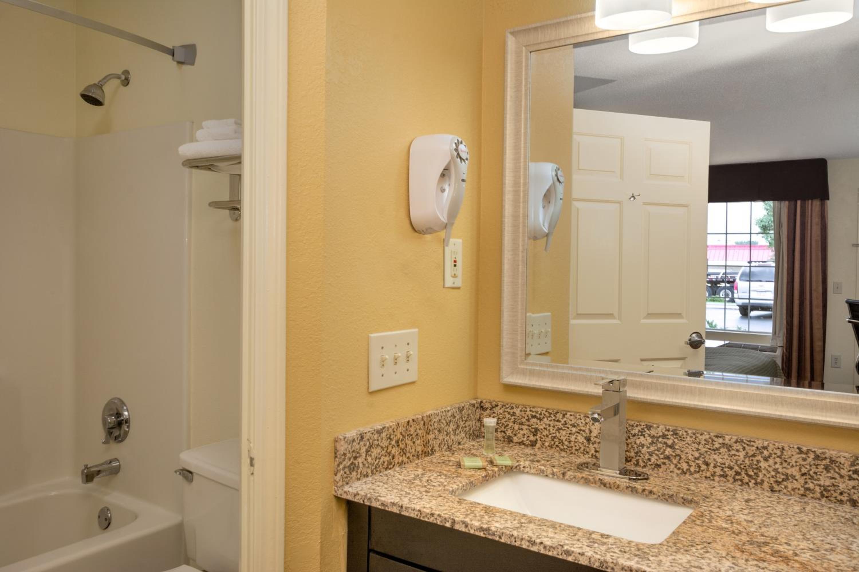 King Room - Non-Smoking - Photo 2