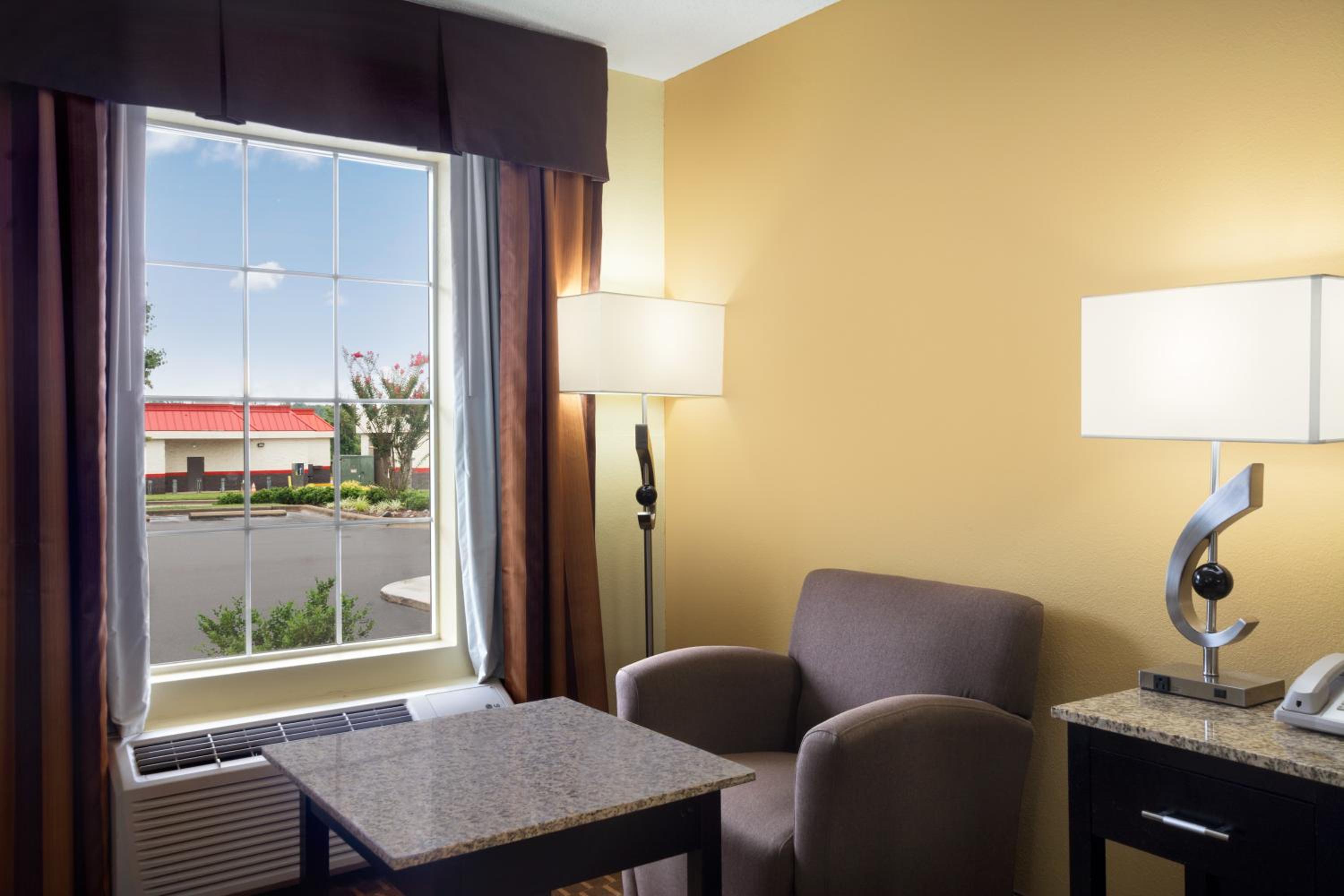 King Room - Non-Smoking - Photo 1